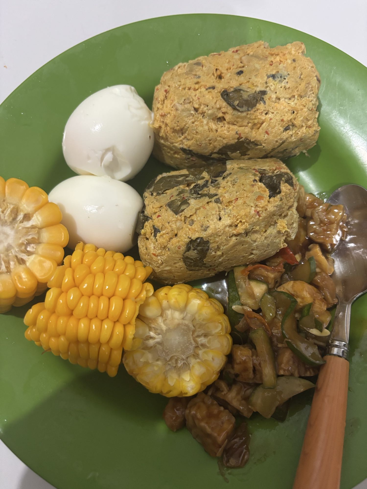 Nasi jagung dan lauk sehat