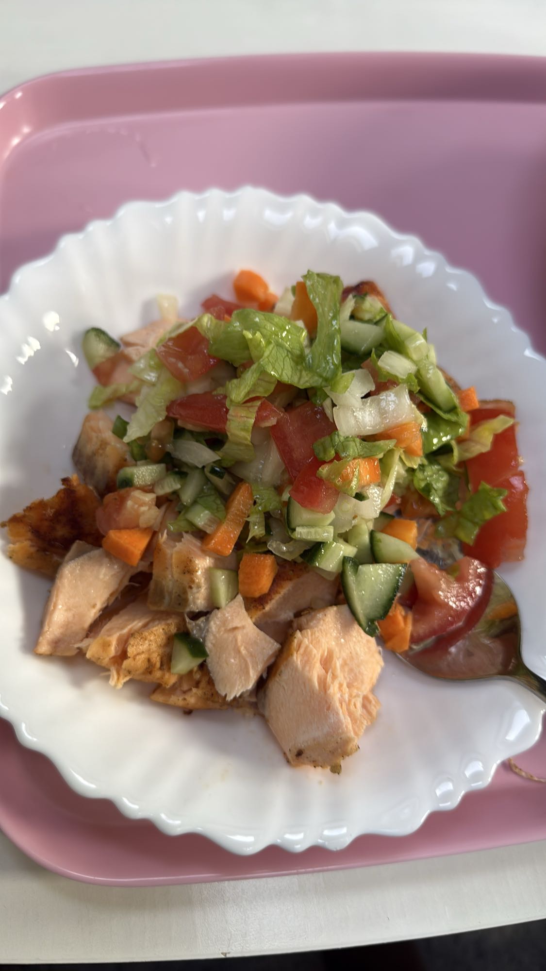 Laks med grønnsakssalat