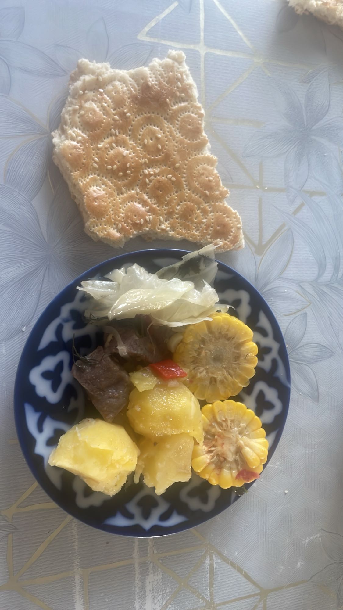 отварное мясо с овощами и лепешкой