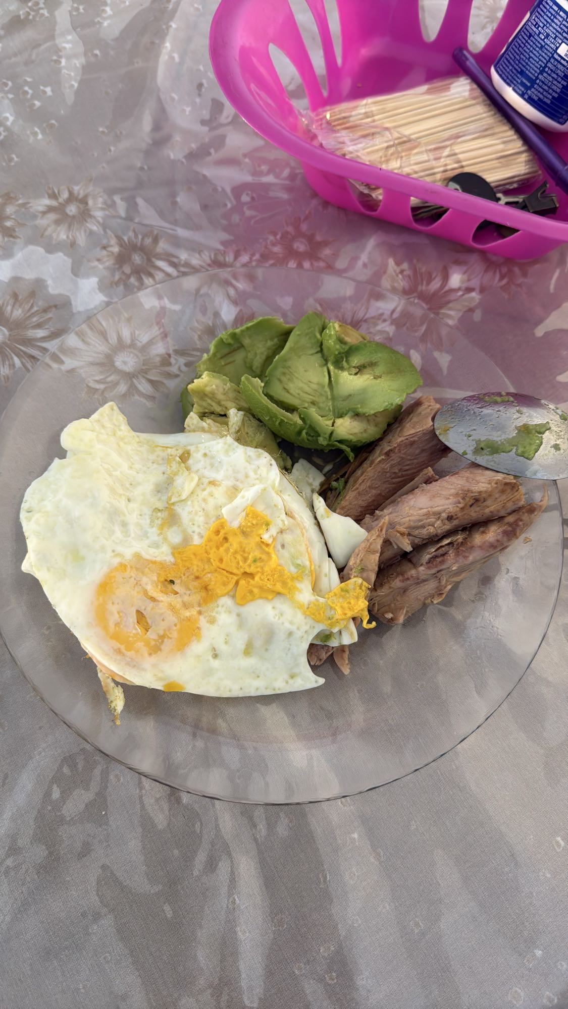 Huevo, carne y aguacate