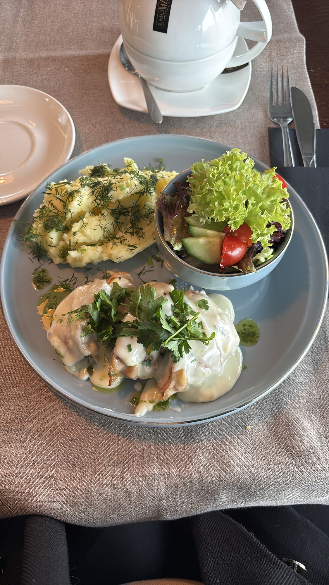 Kurczak z puree i sałatką