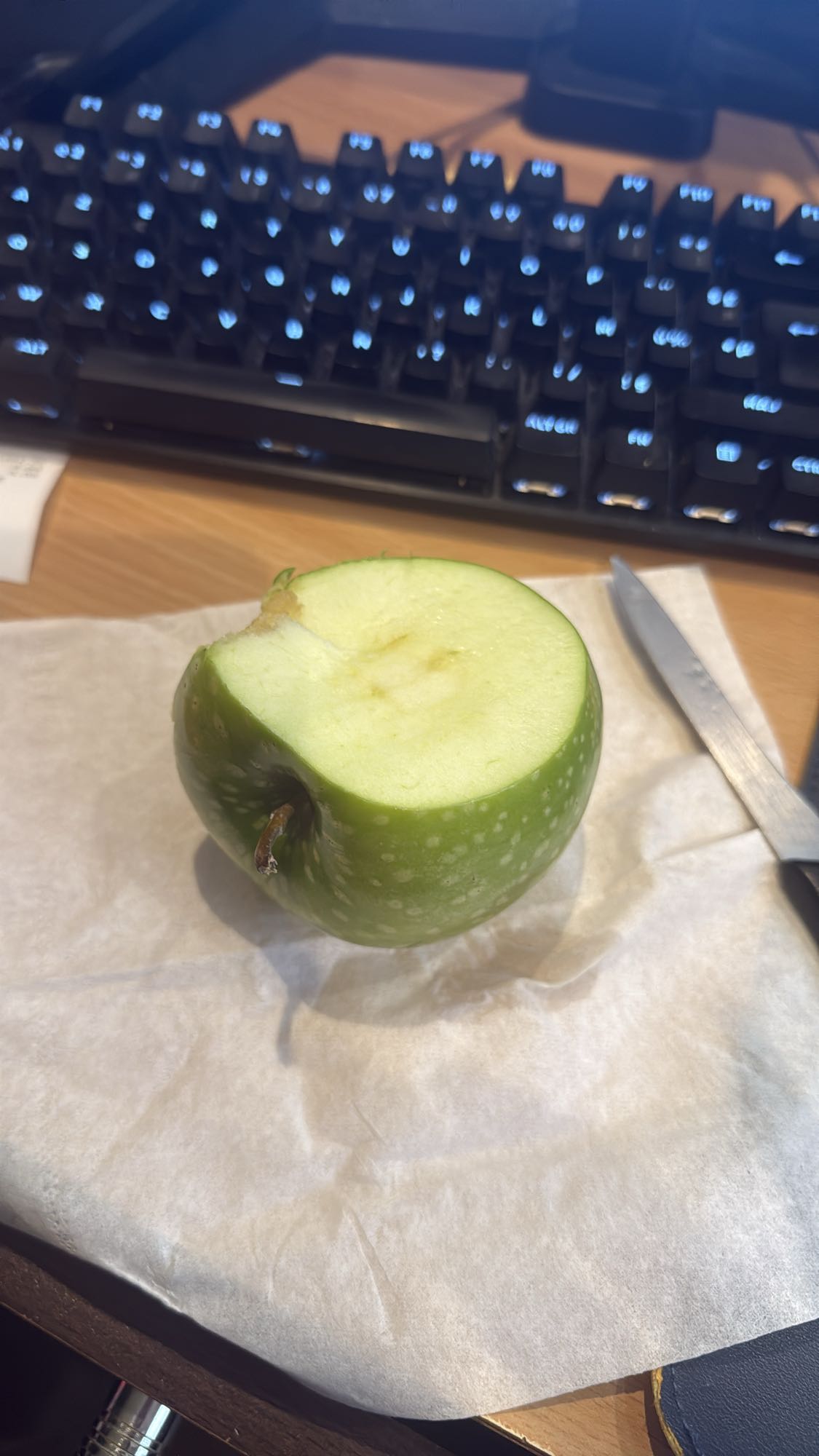 Pomme verte croquée