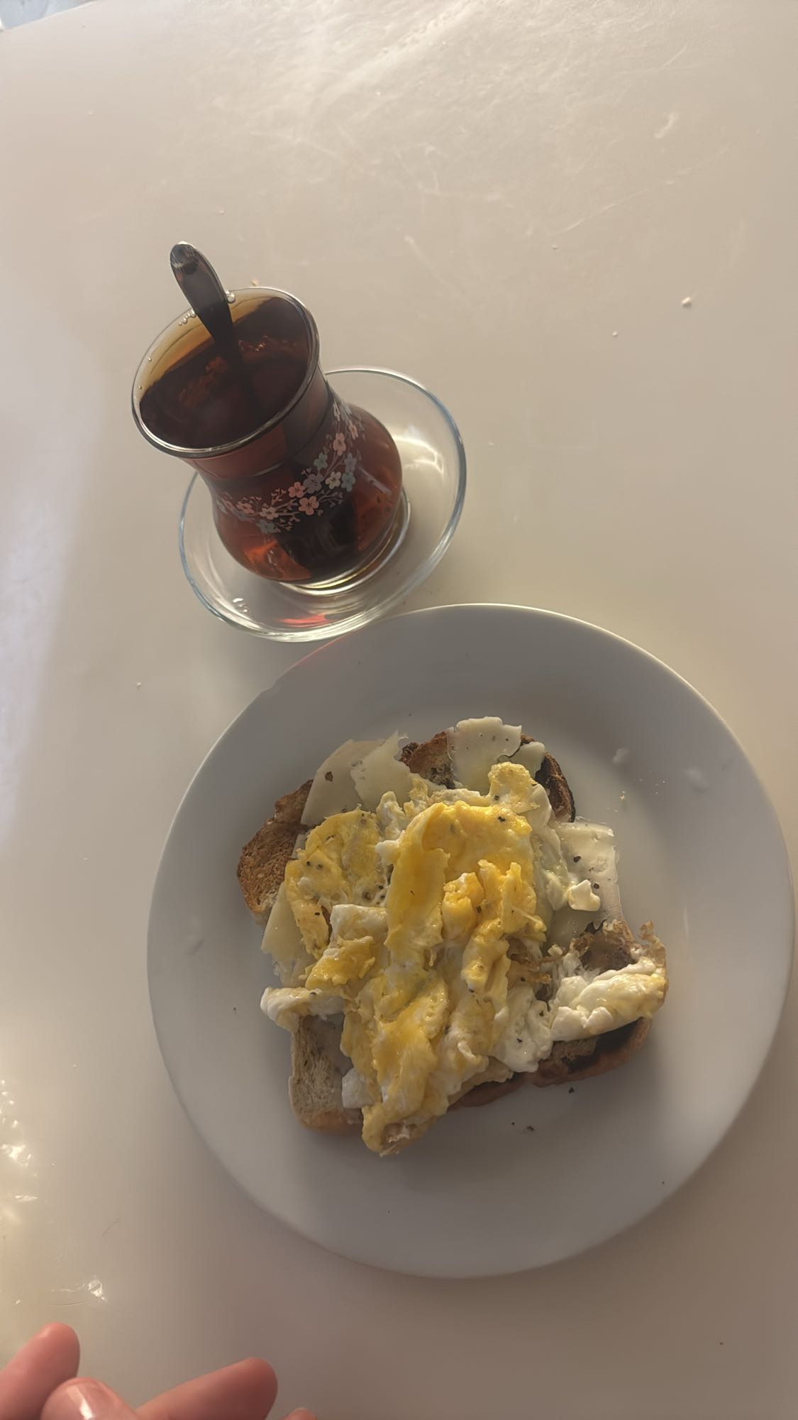 Ostmacka med ägg & te