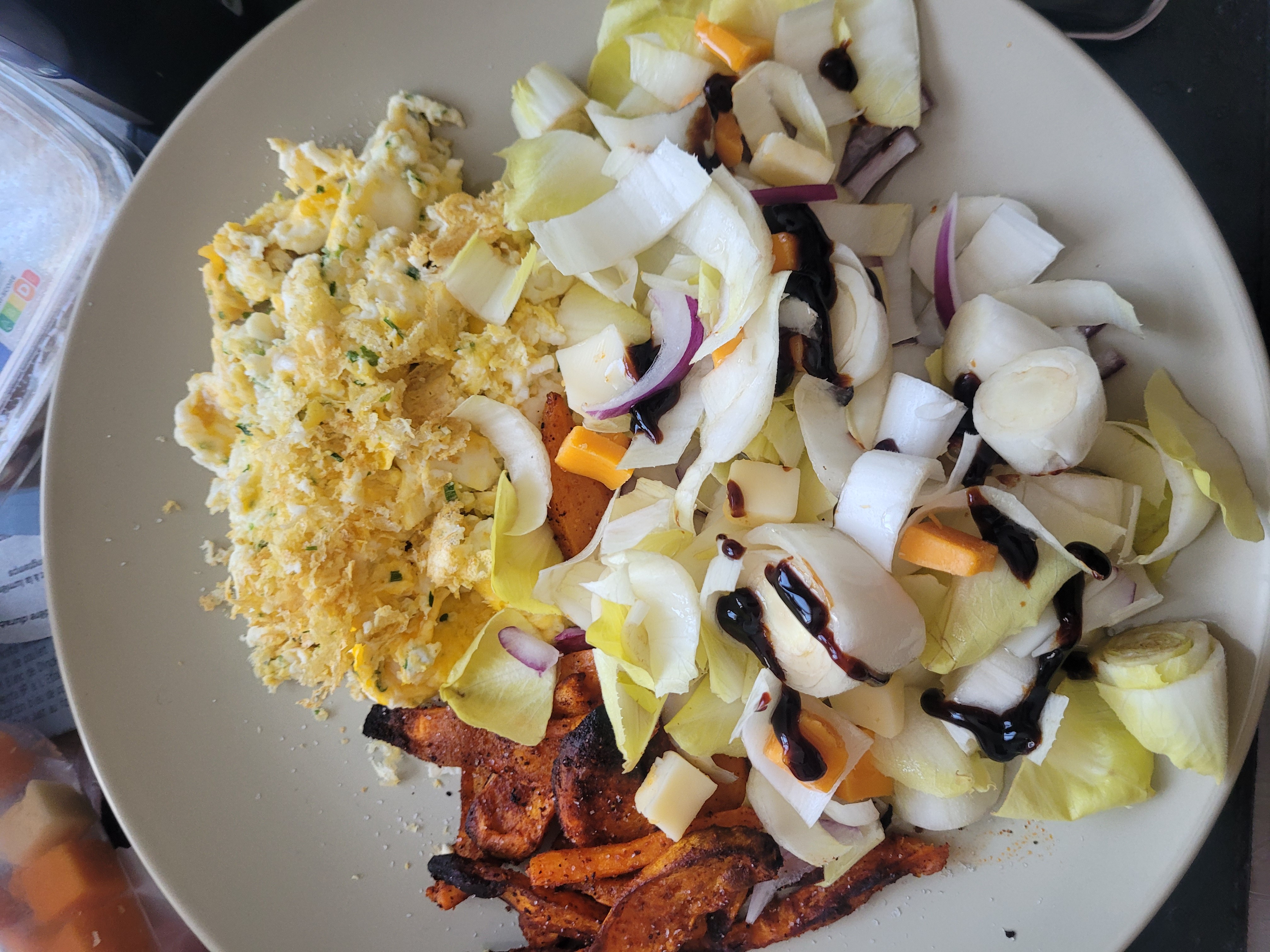 Oeufs brouillés, salade et patates
