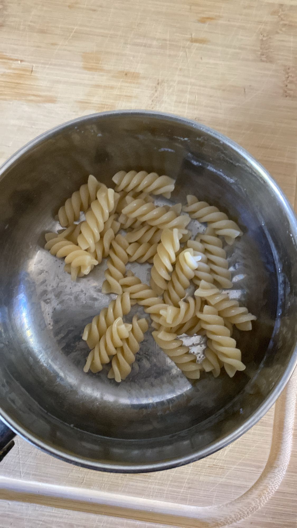 Kokt pasta i kastrull