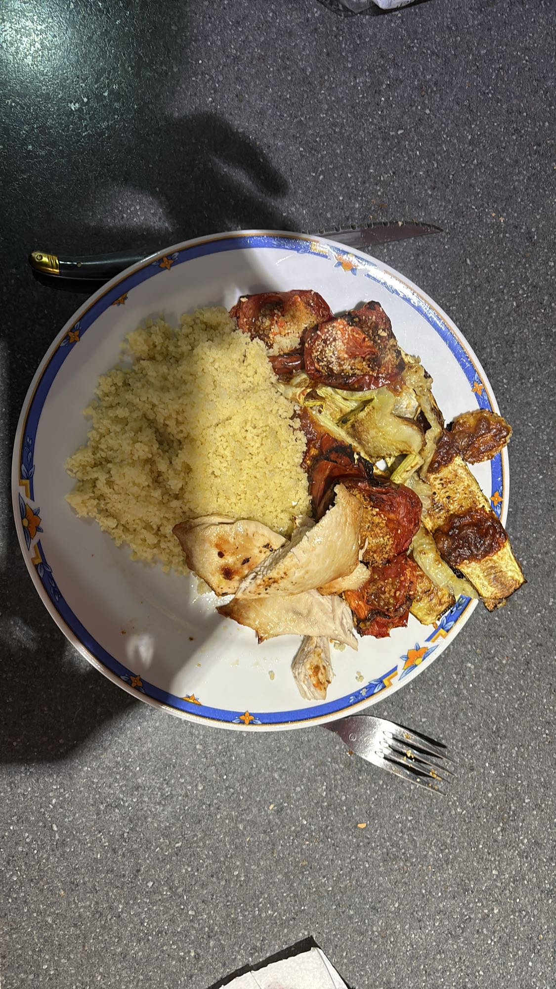 Poulet, couscous et légumes