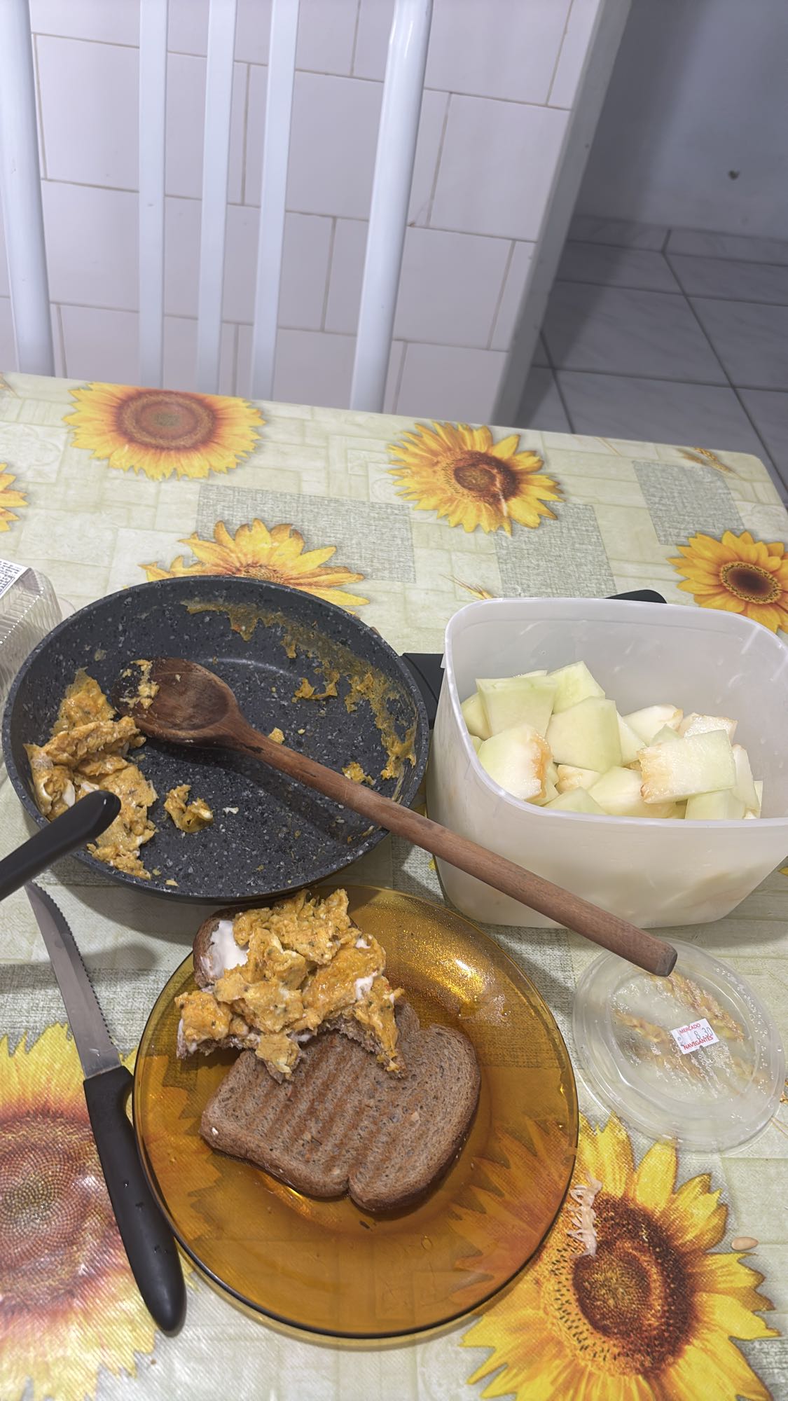 Ovos mexidos e frutas