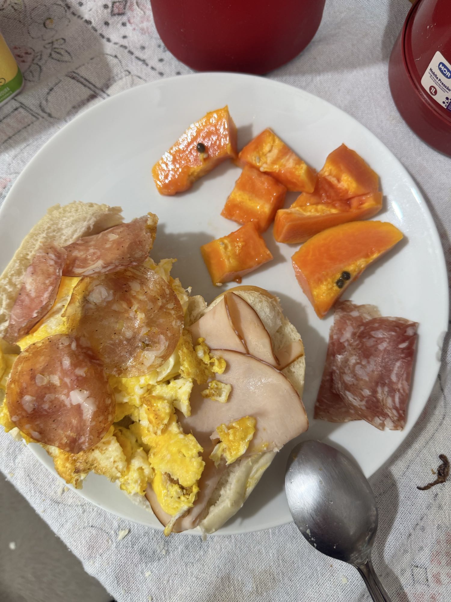 Sanduíche com ovos e mamão