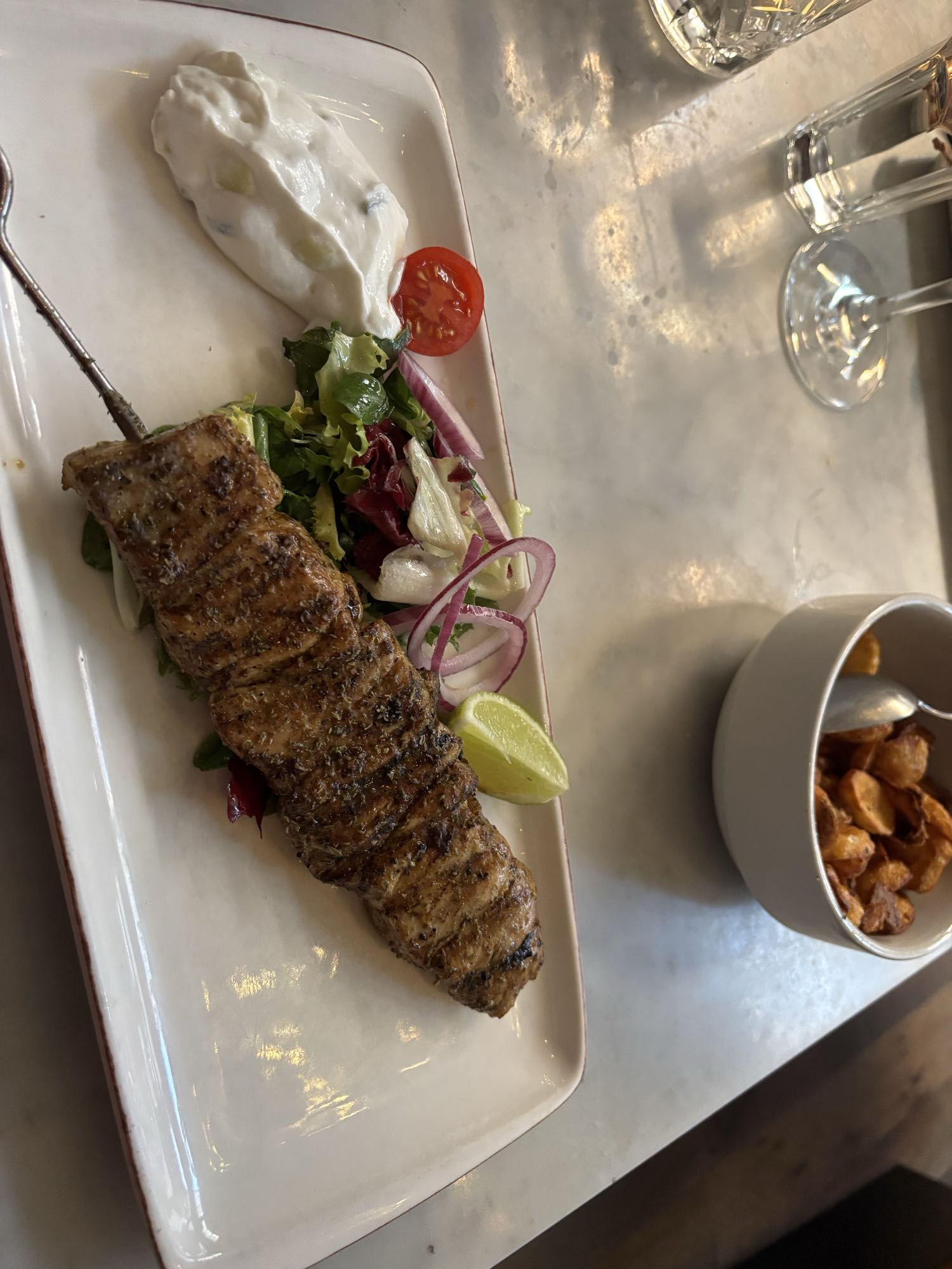 Kycklingsouvlaki med sås