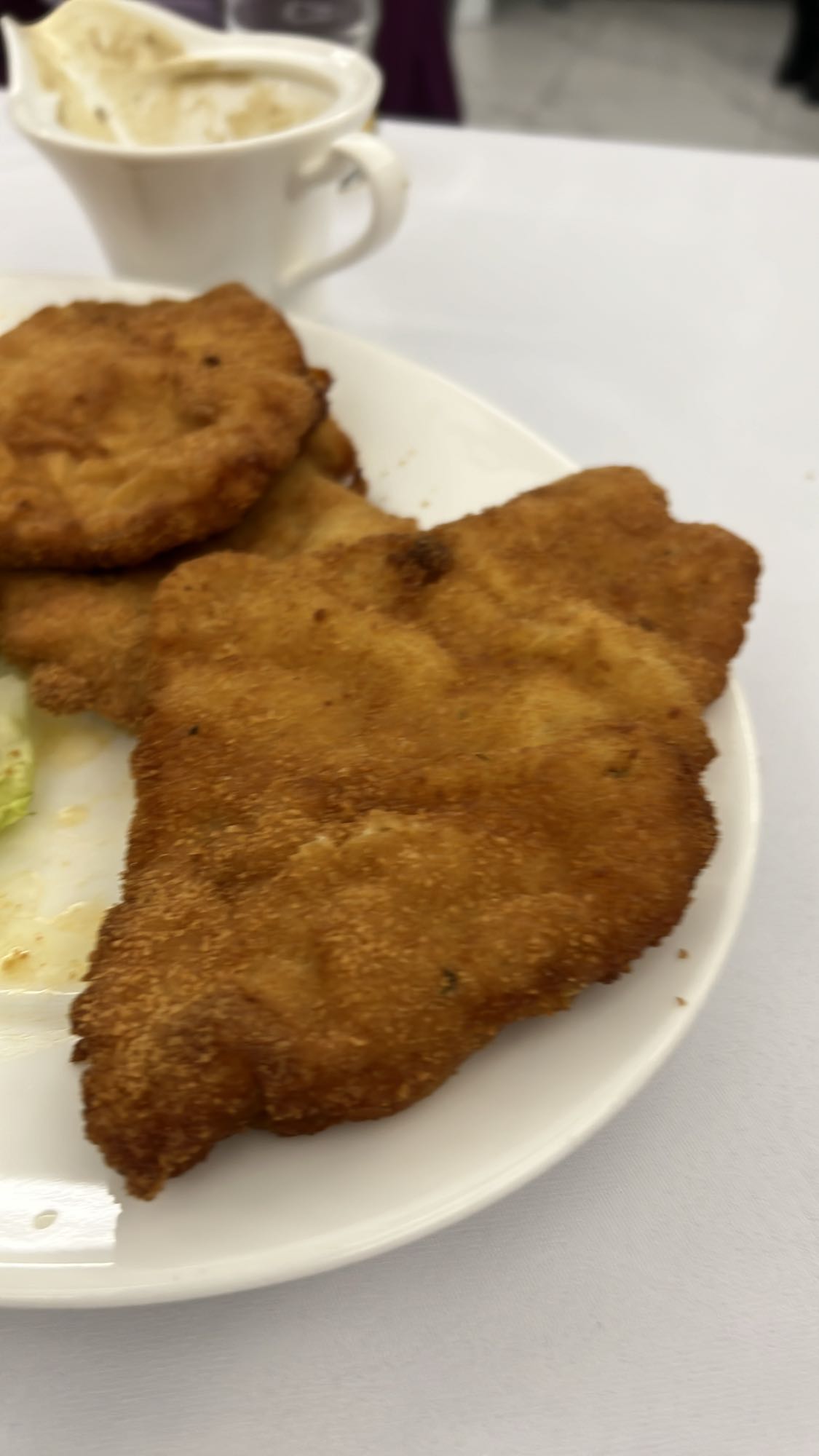 Kotlet schabowy z sosem