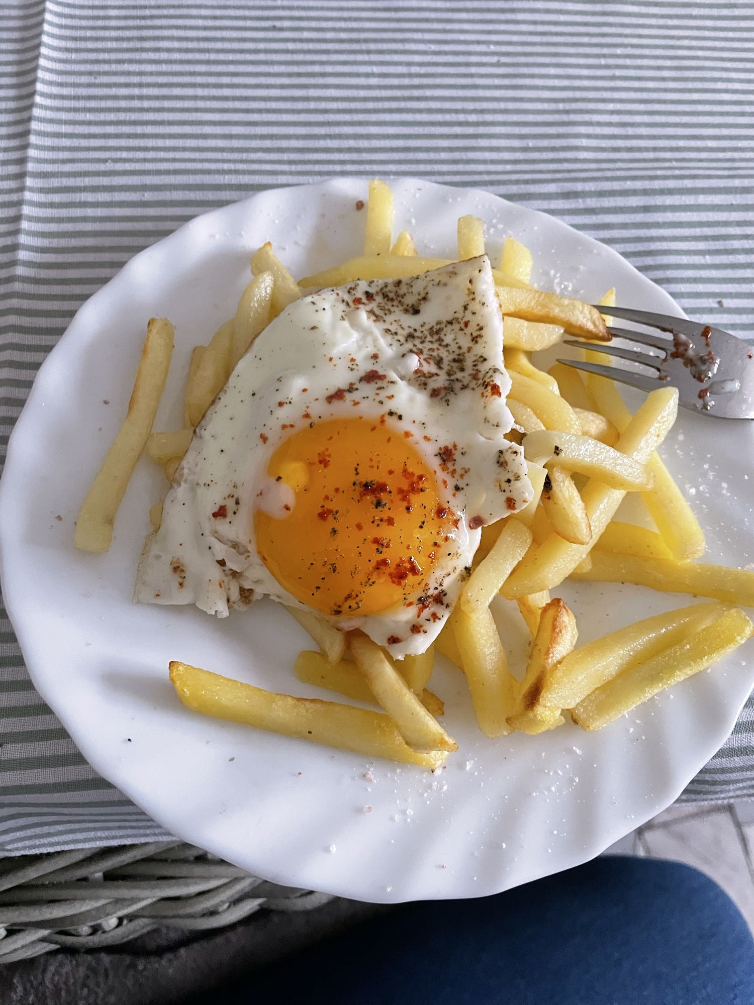 Frytki z jajkiem sadzonym