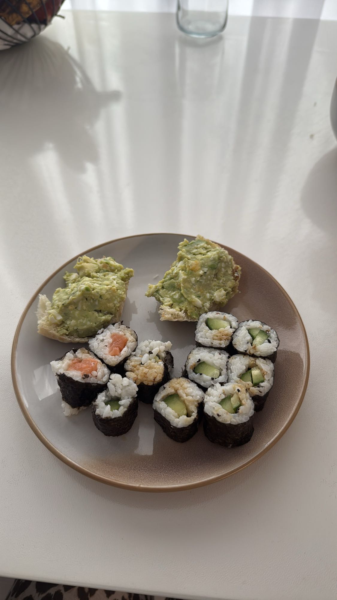 Sushi și pâine cu avocado