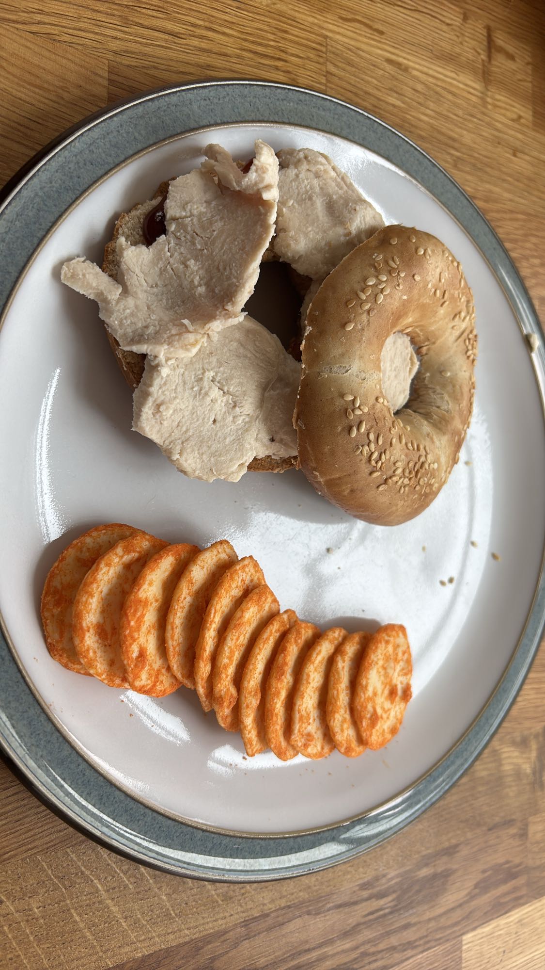 Bagel with turkey & chips