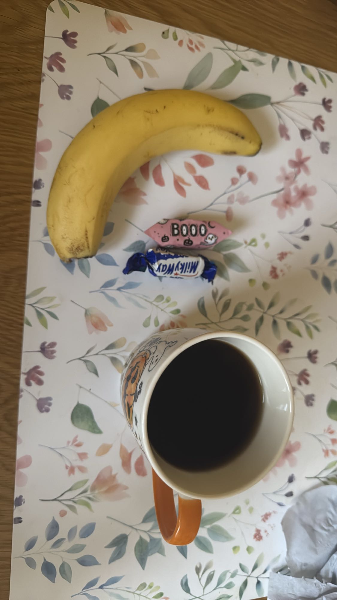 банан и конфеты с кофе