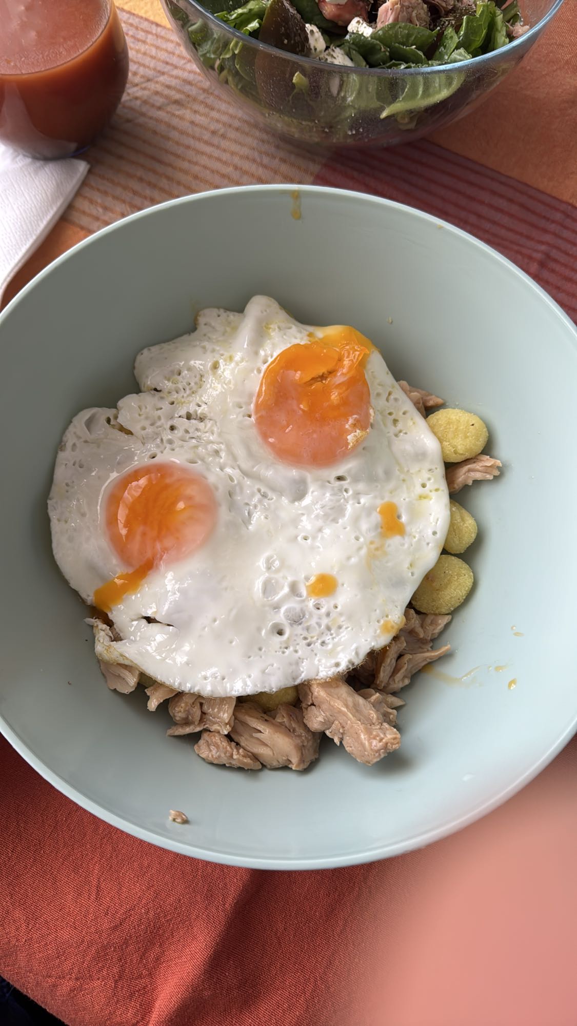 huevos camperos con pollo desmenuzado y ñoquis