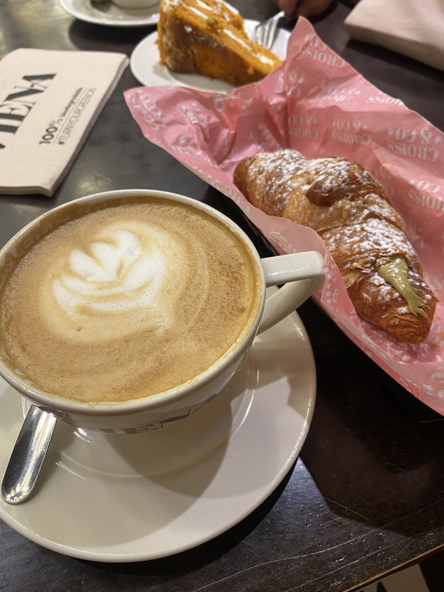 Café con croissant y pastel
