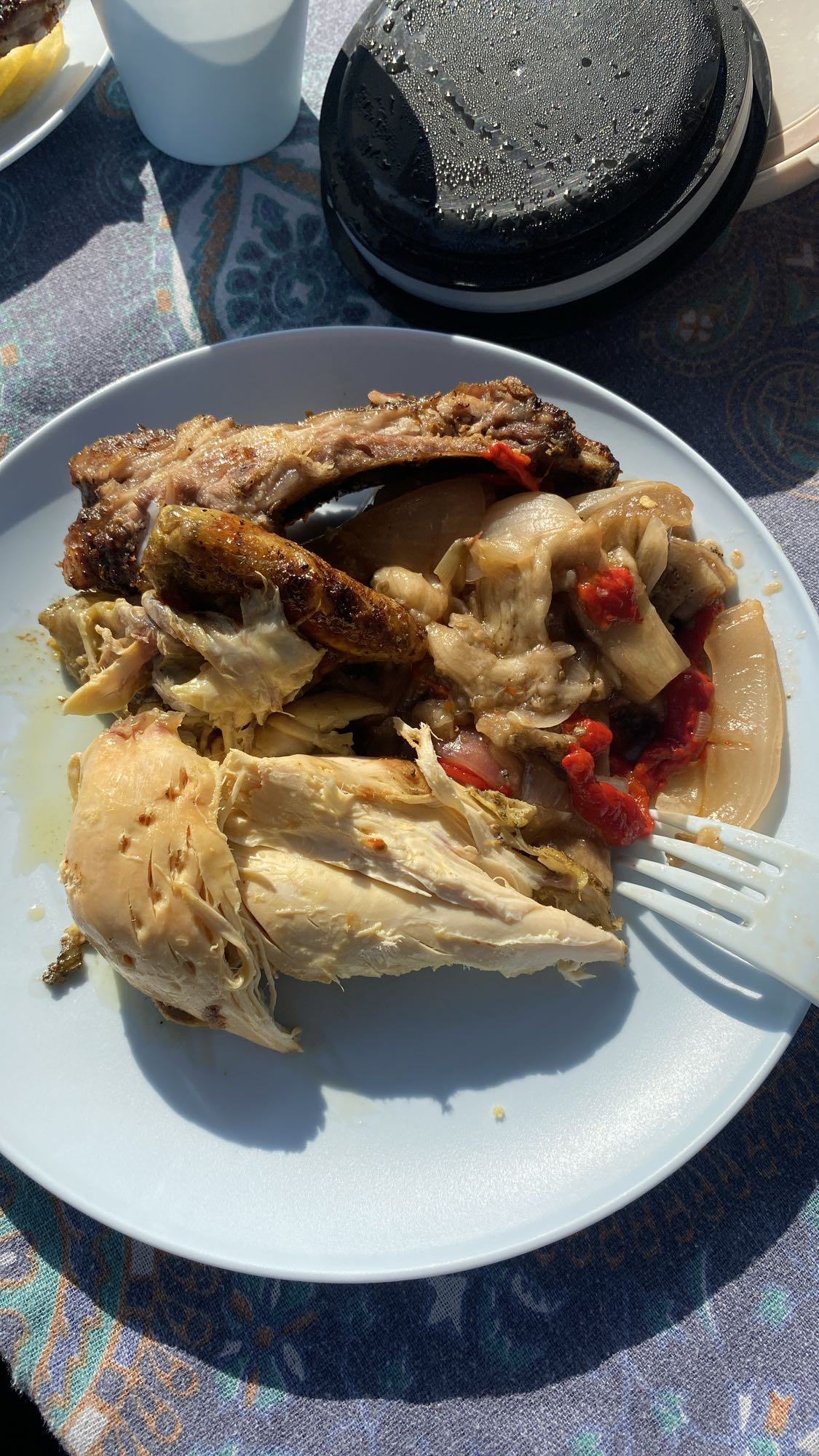 Pollo y costillas con verduras