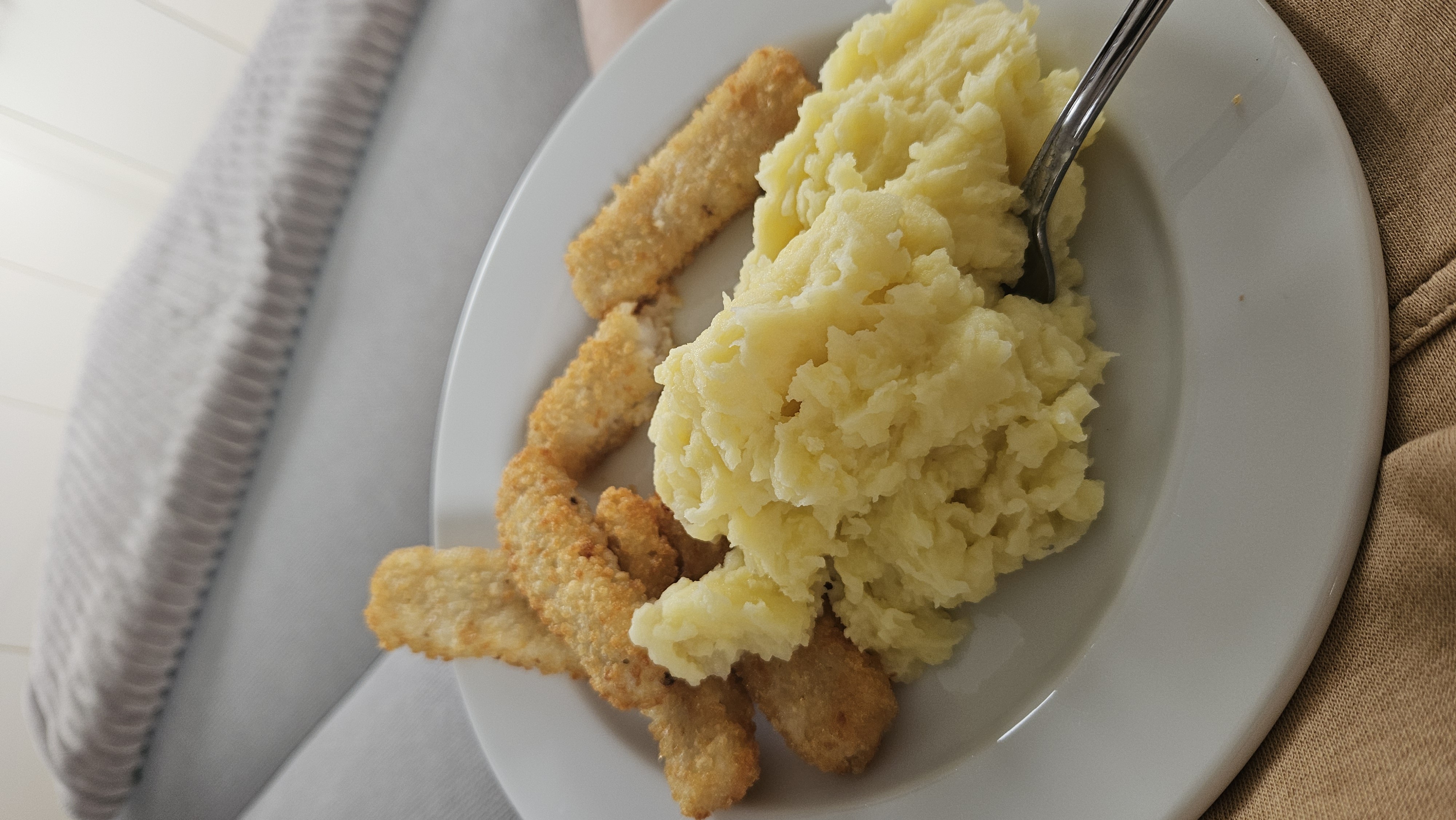 Vissticks met aardappelpuree