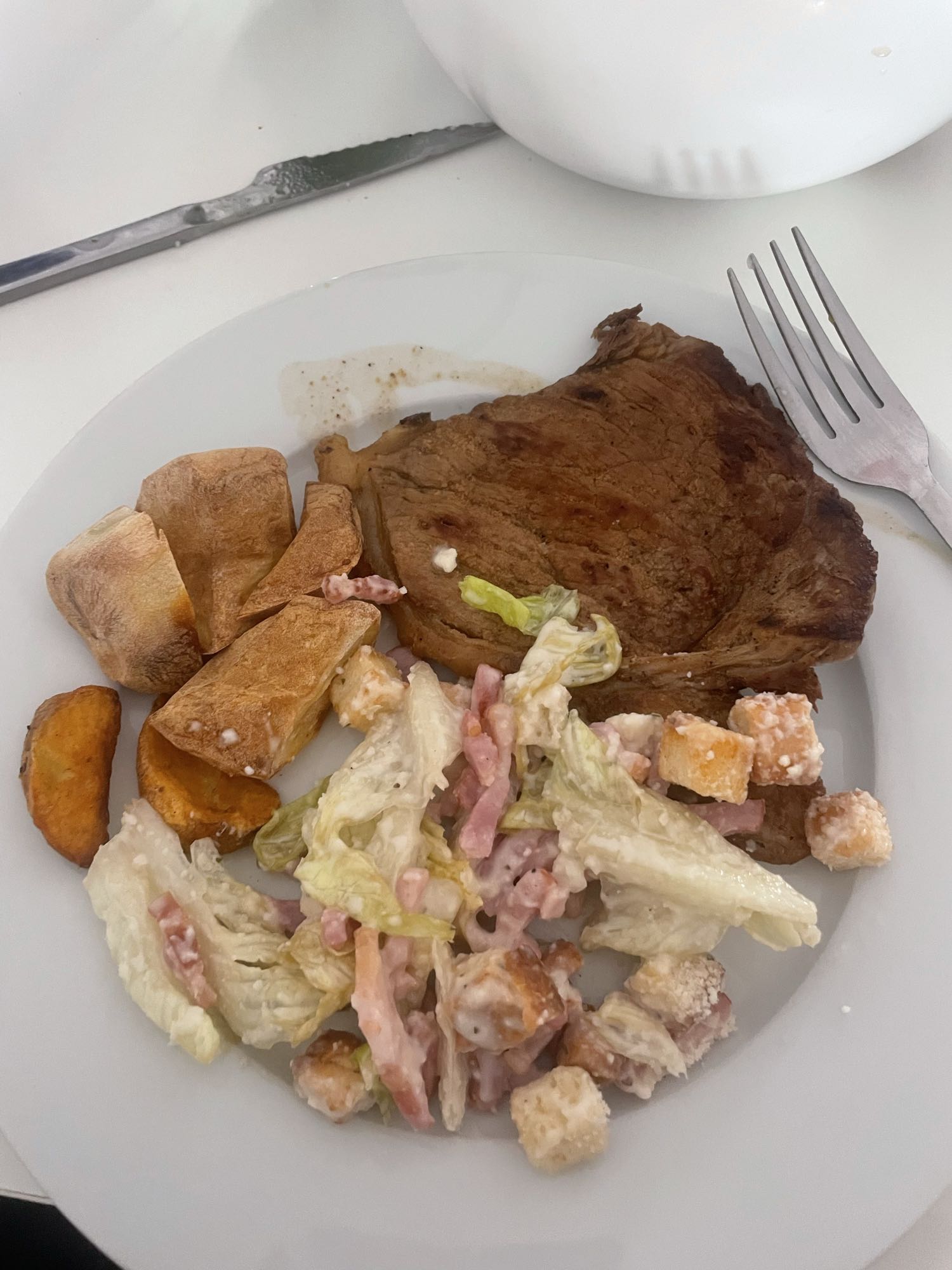 Carne con ensalada César