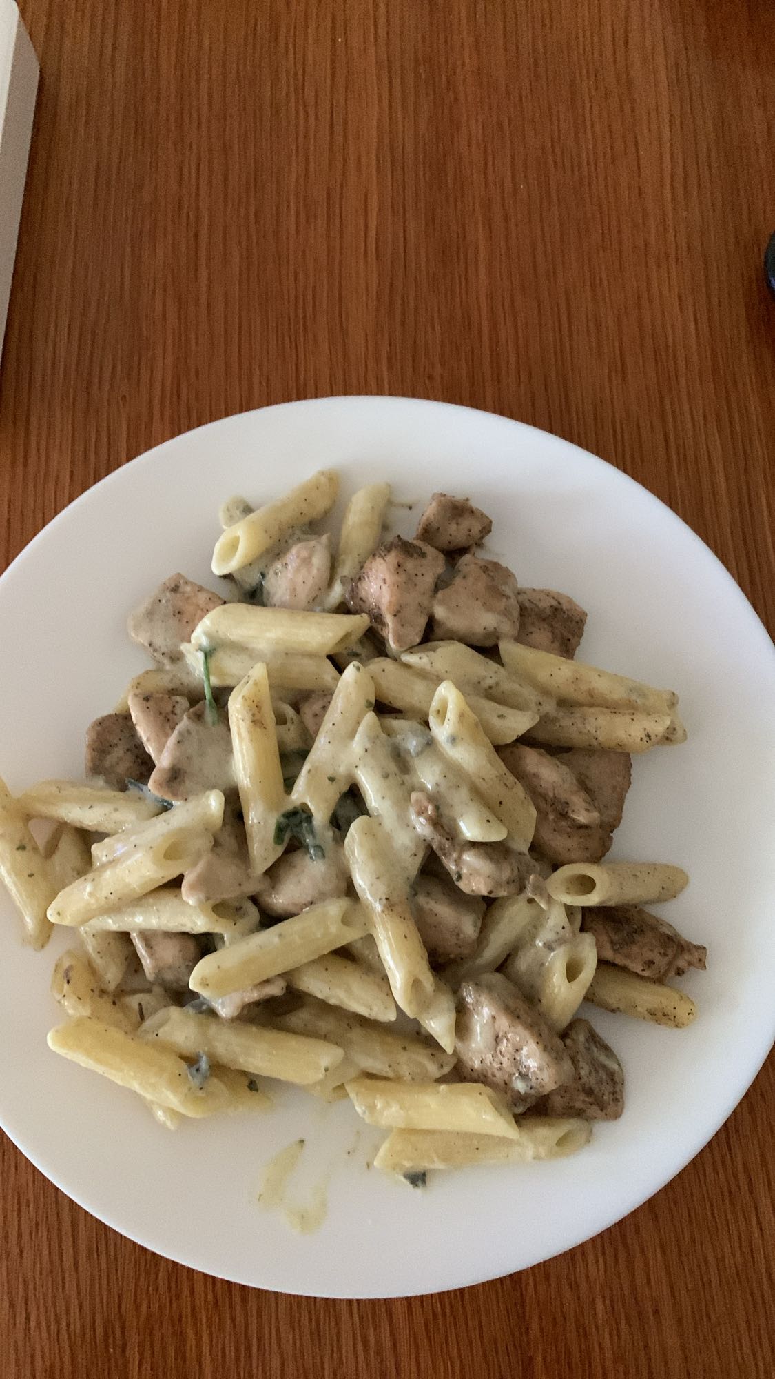 makaron z kurczakiem w sosie