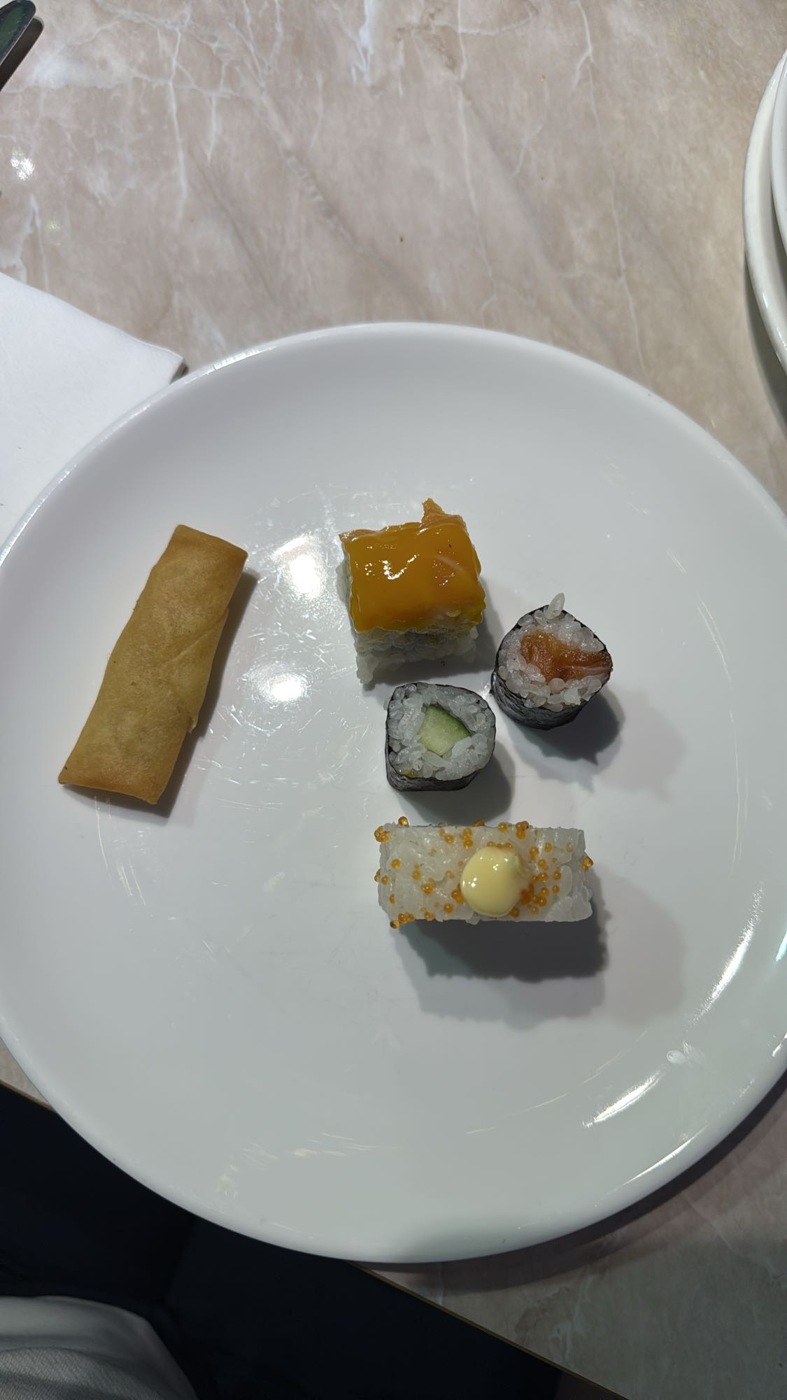 Platou sushi și rulou