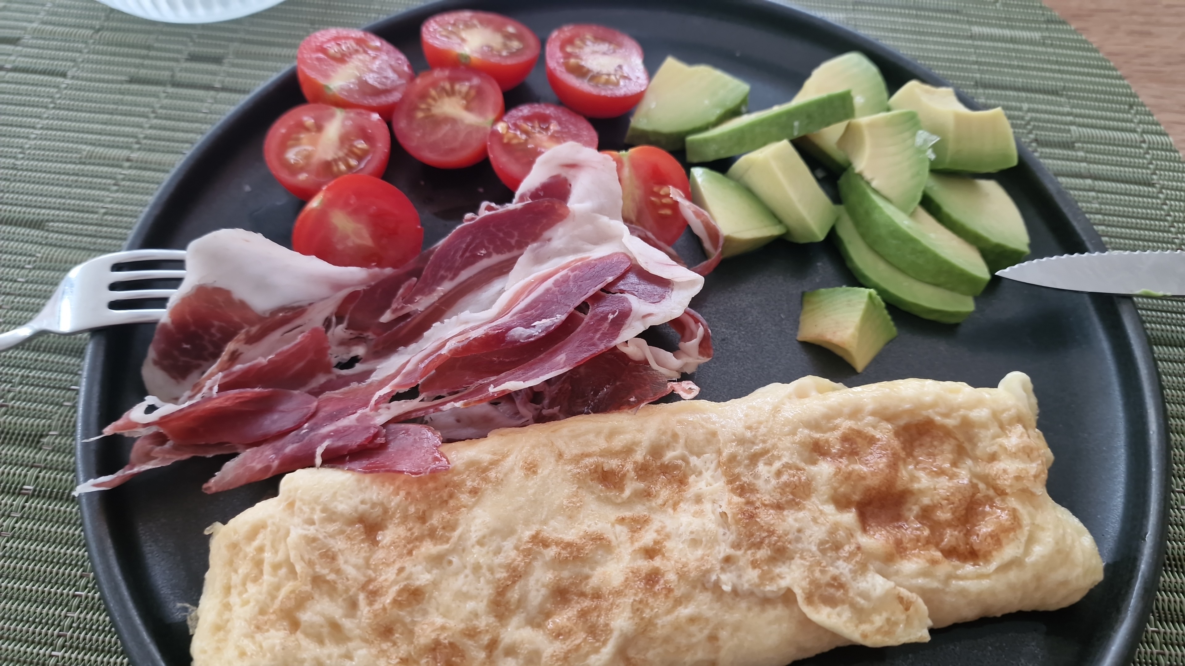 Desayuno con jamón y aguacate