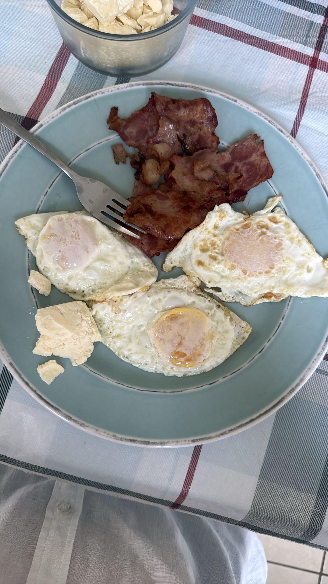 Desayuno huevos y tocino