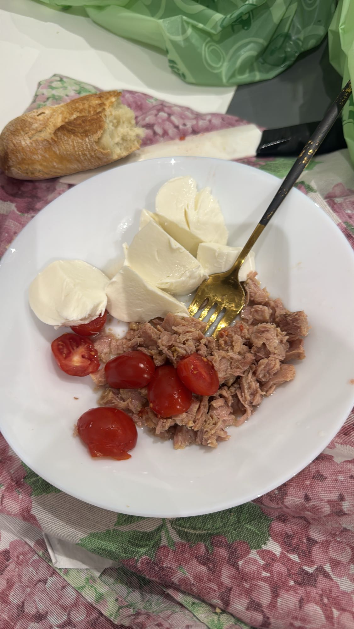 Ton balıklı mozzarella tabak