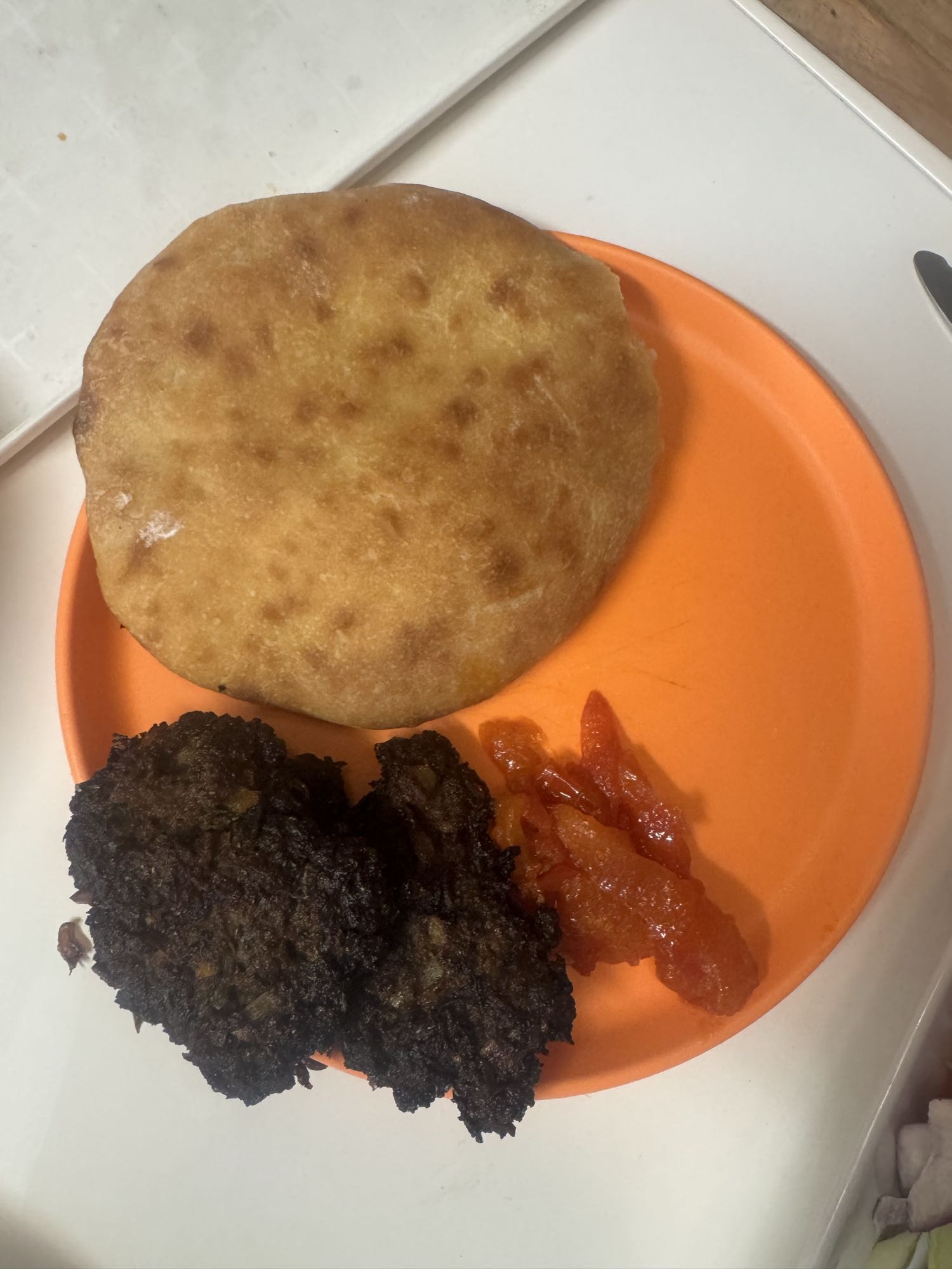 Bröd med biff och tomat