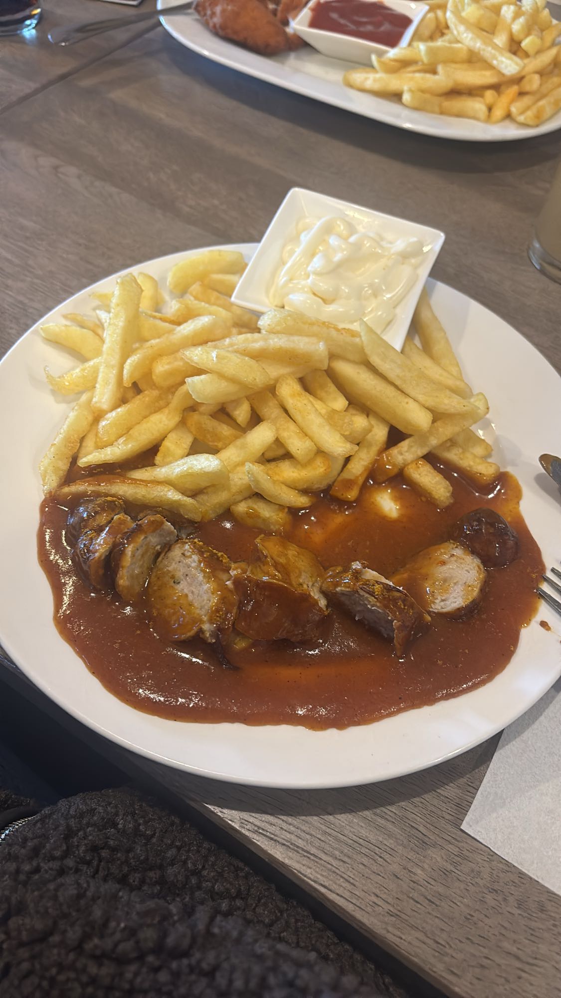 Currywurst mit Pommes