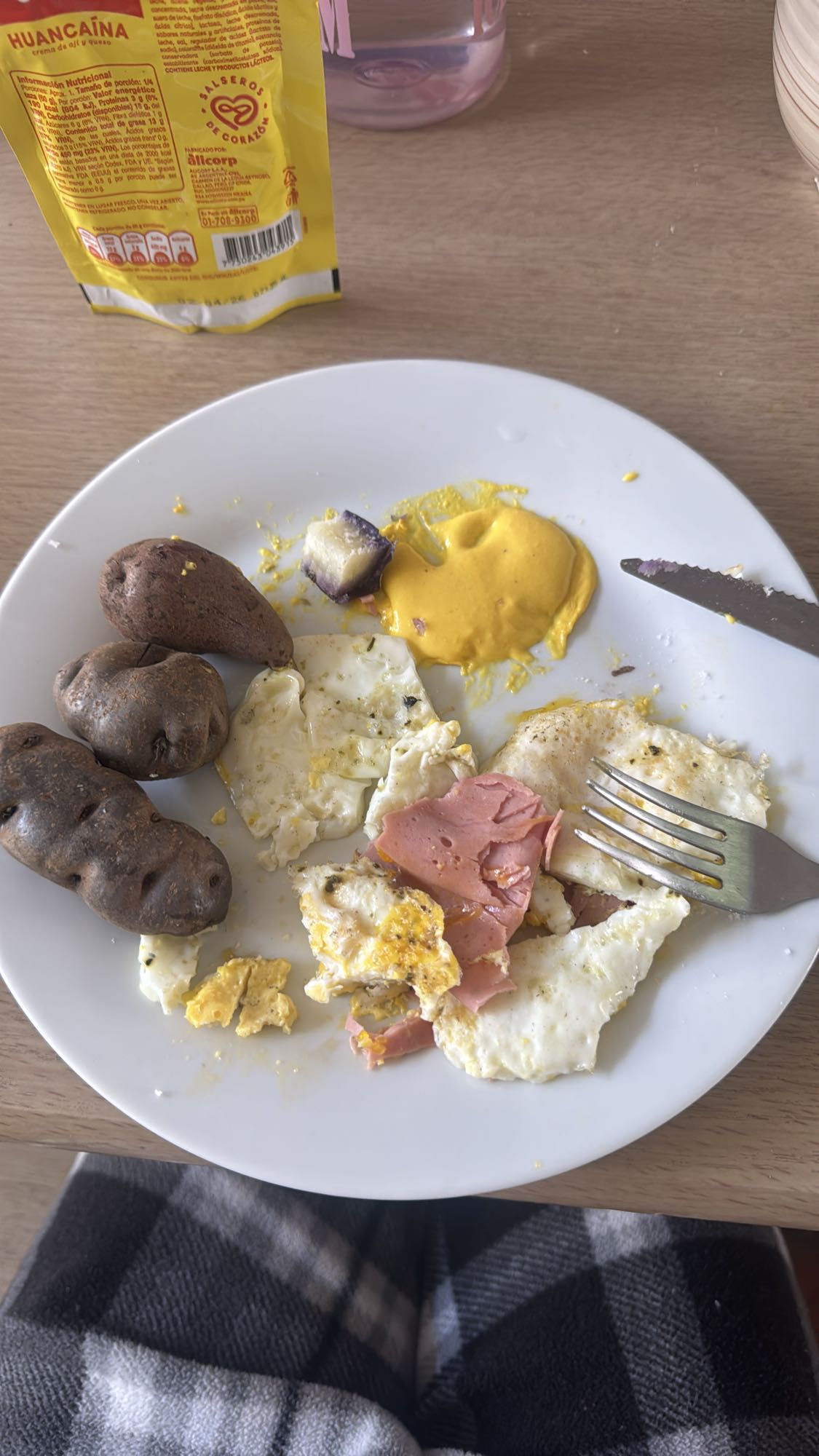 Huevos con papas y salsa