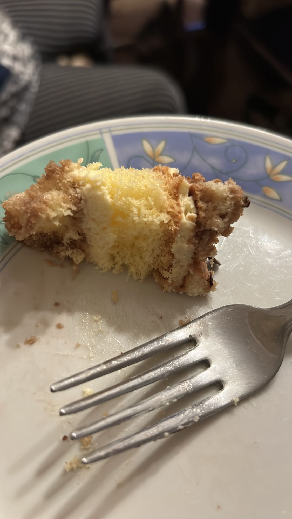 kawałek ciasta biszkoptowego