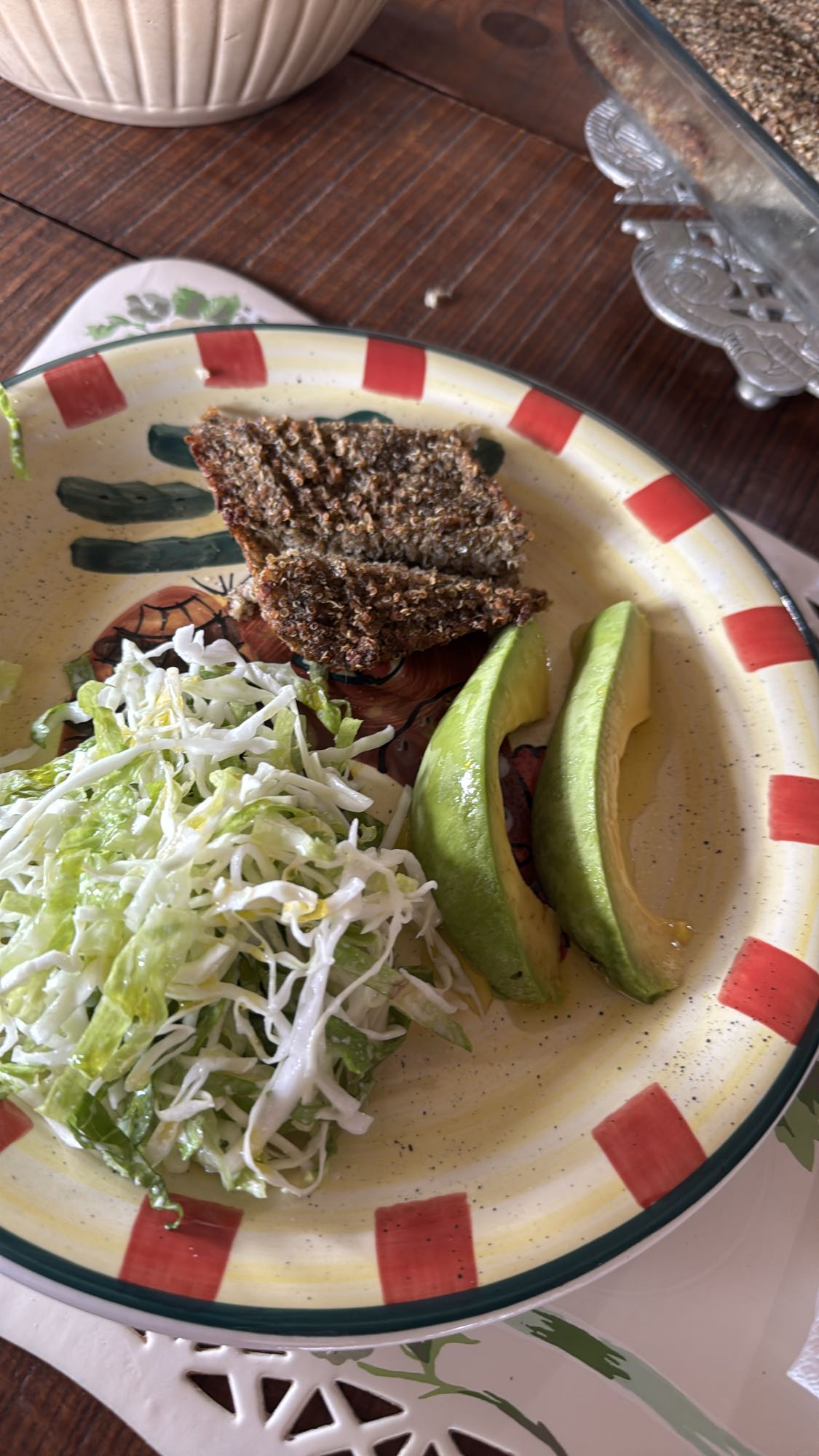 ensalada con aguacate y pastel