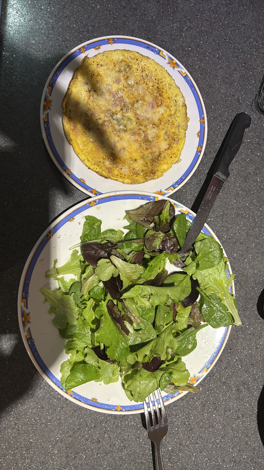 Omelette et salade verte