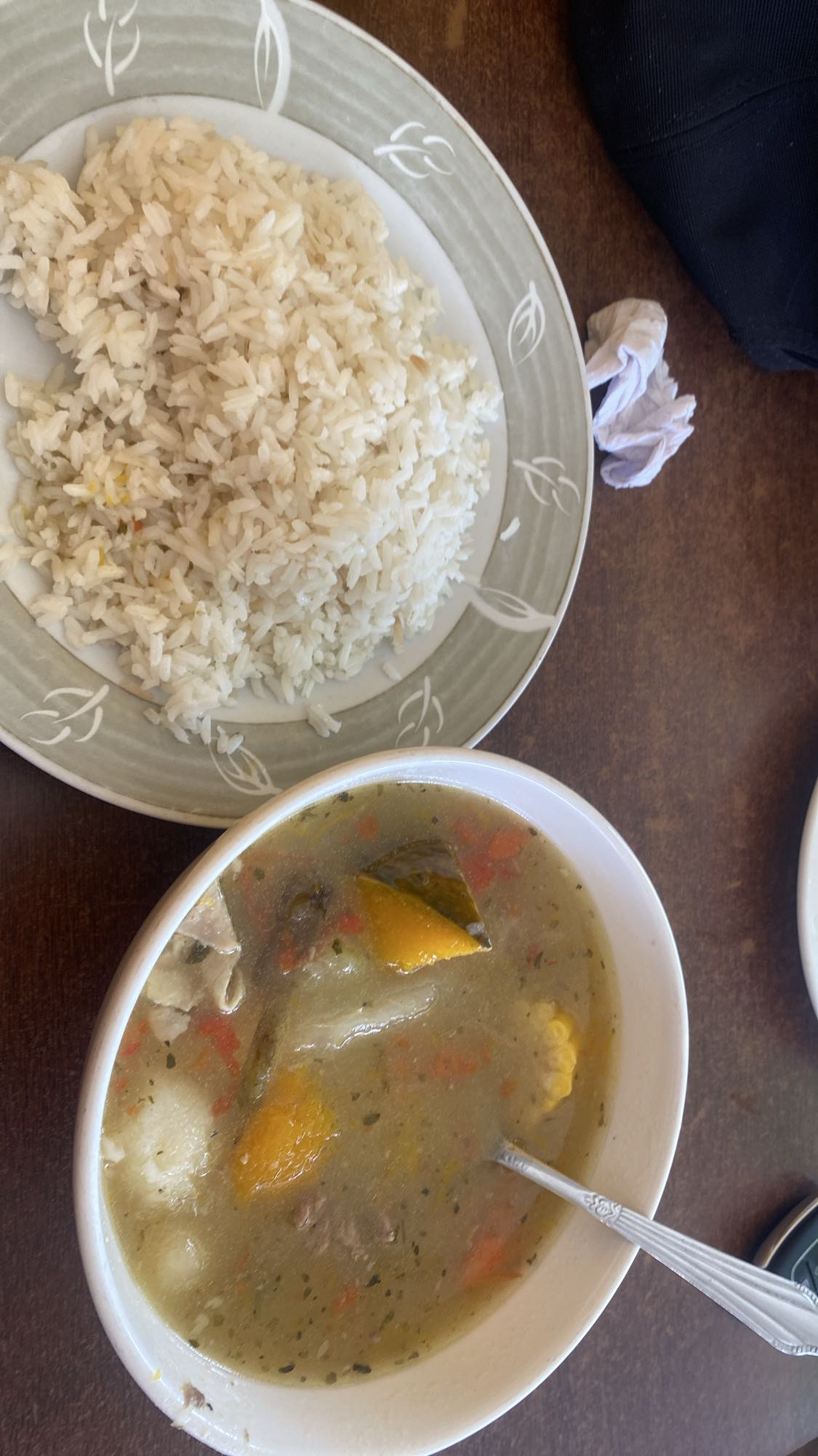 Sopa con arroz blanco