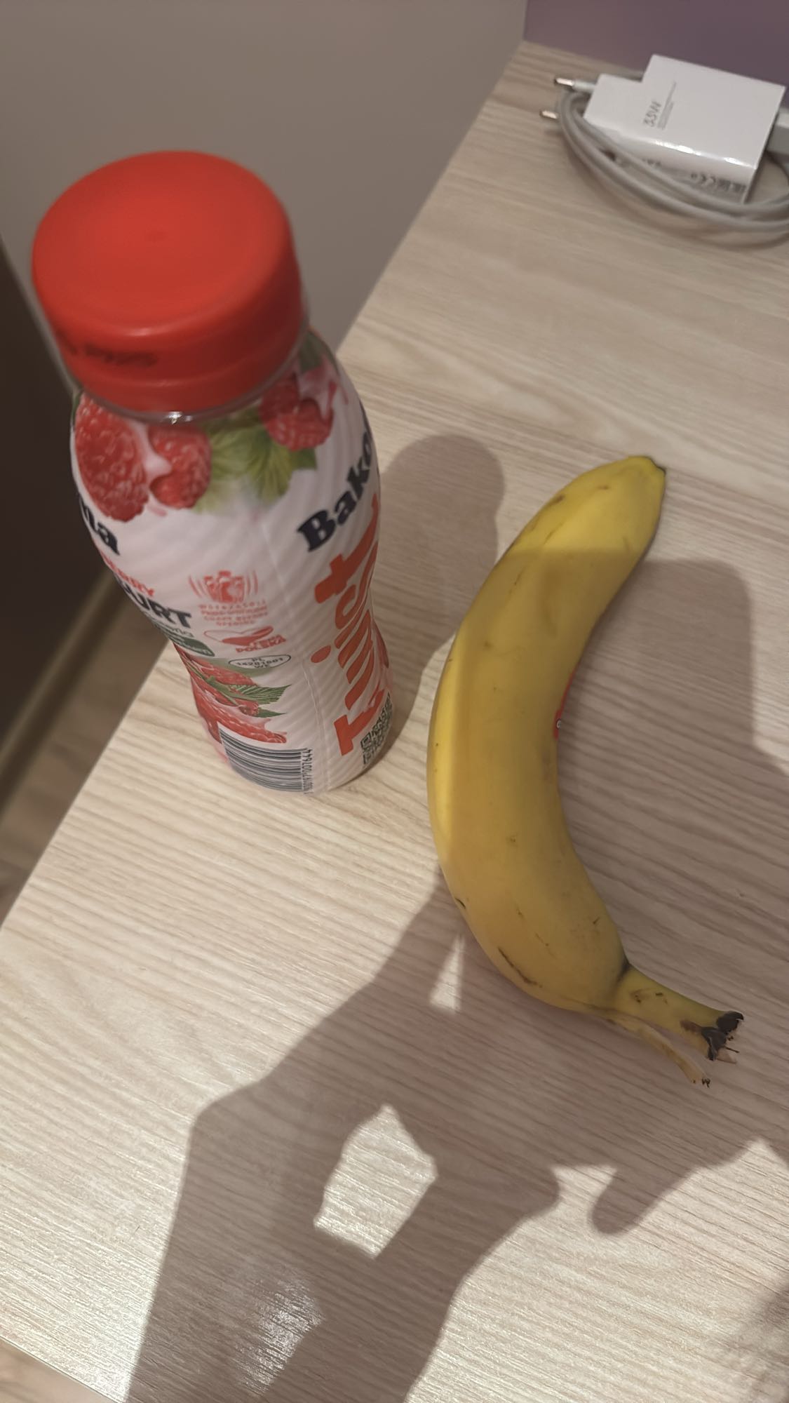 Банан и йогурт с малиной