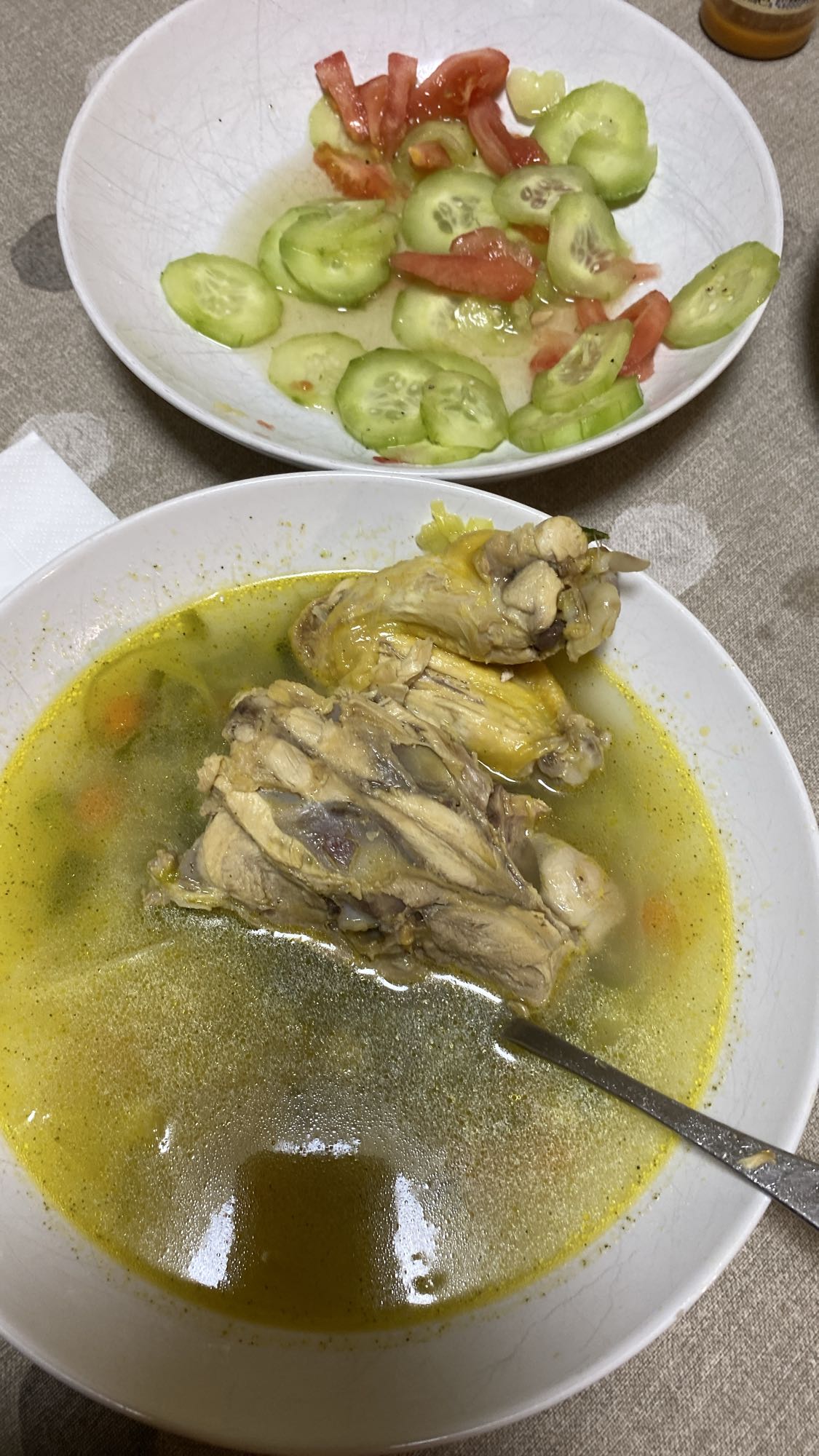 sopa de pollo y ensalada
