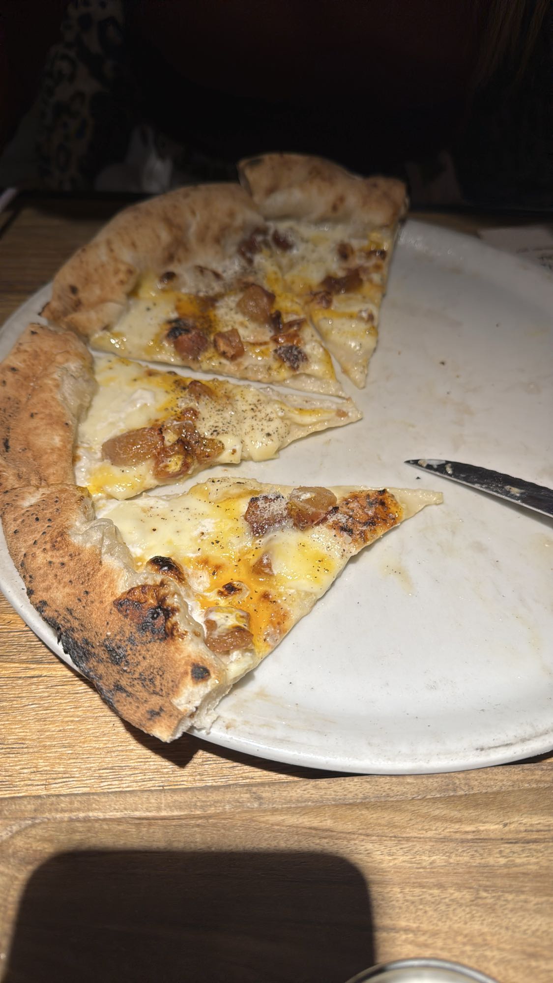 Pizza blanca con tocino