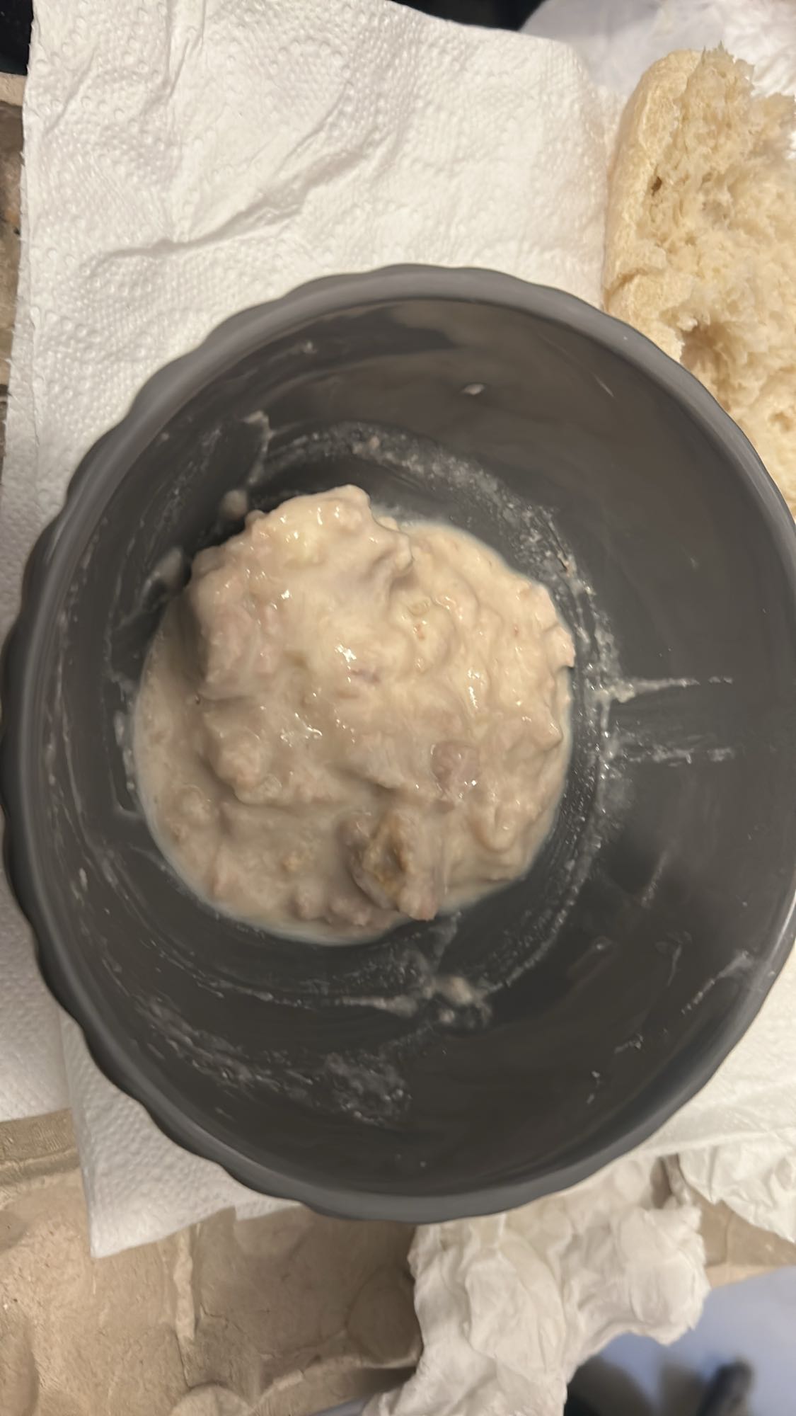 Thon en béchamel avec morceau de pain