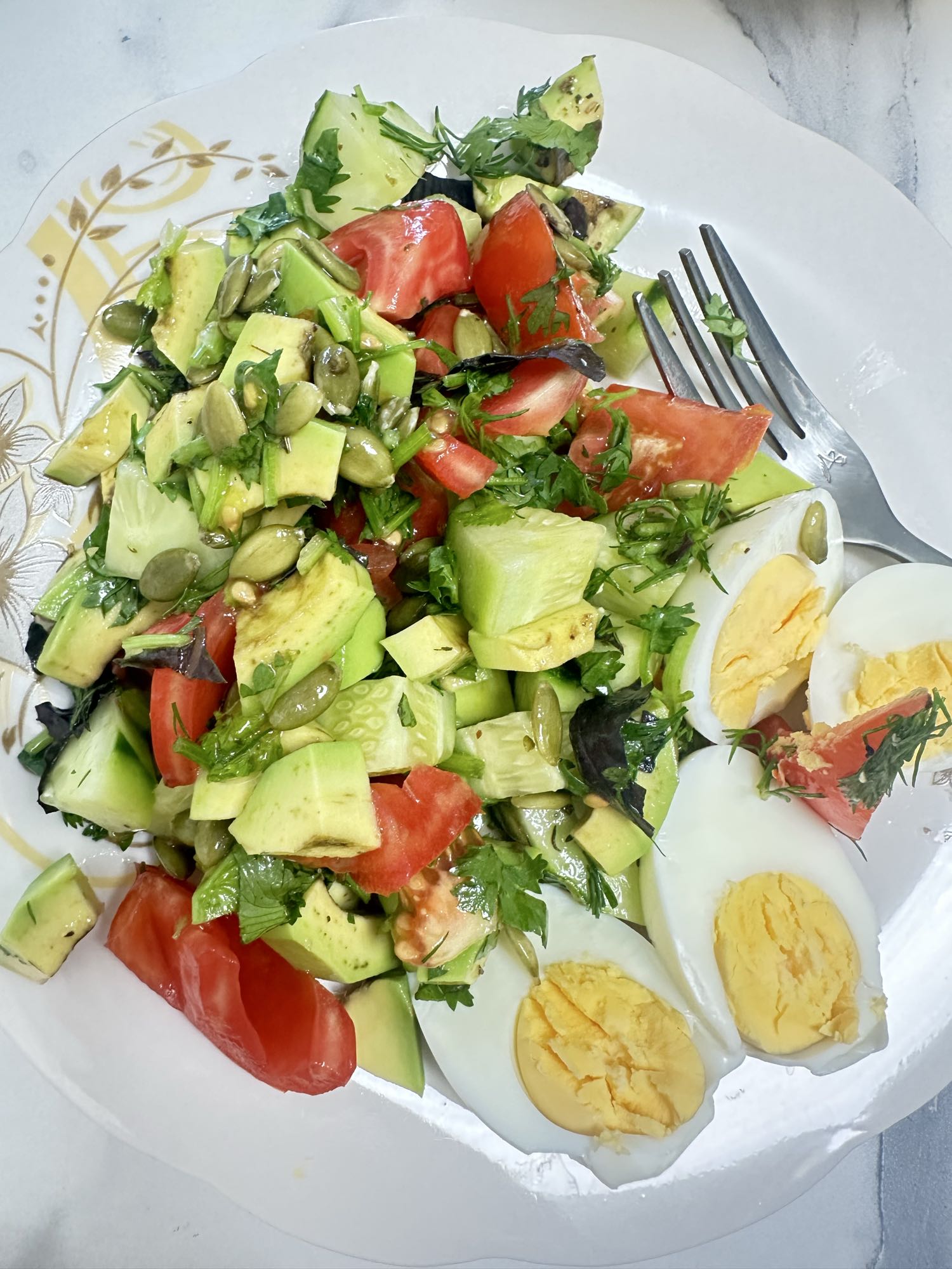 Салат с яйцом и авокадо