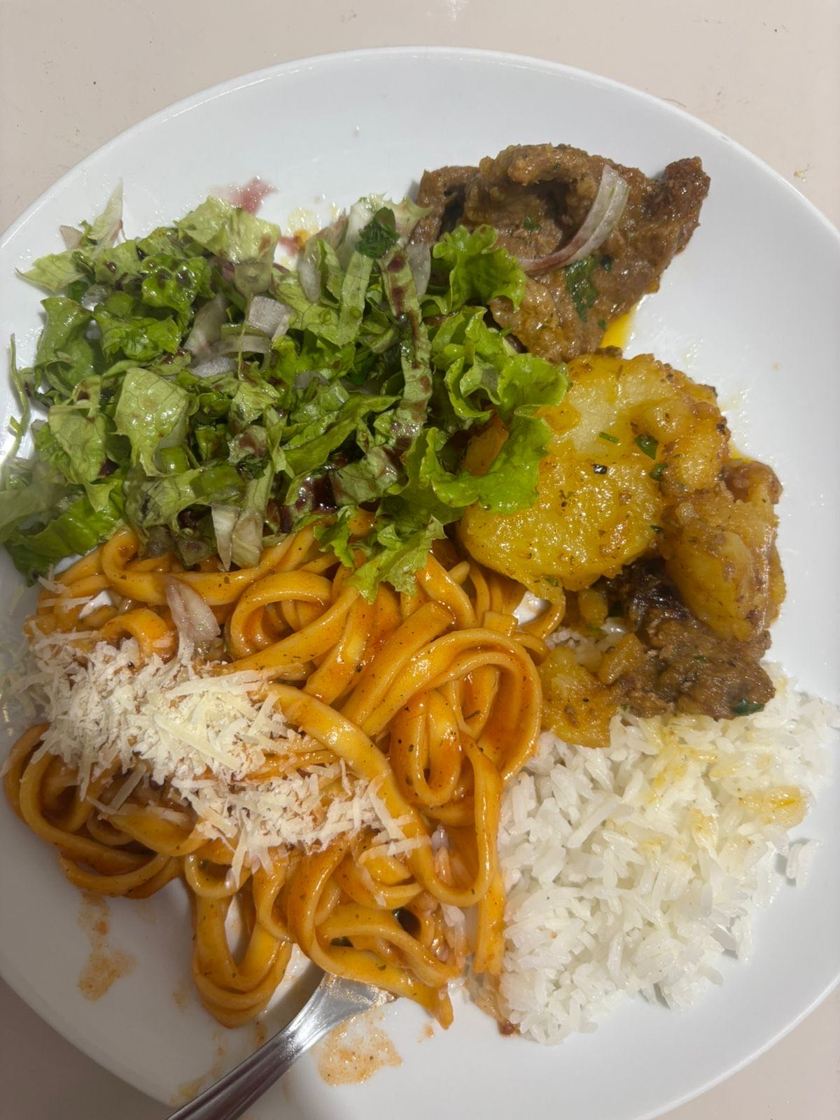 Prato com massa e carne