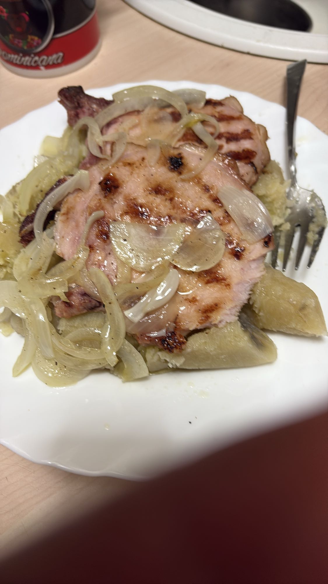 Chuleta con plátano y cebolla