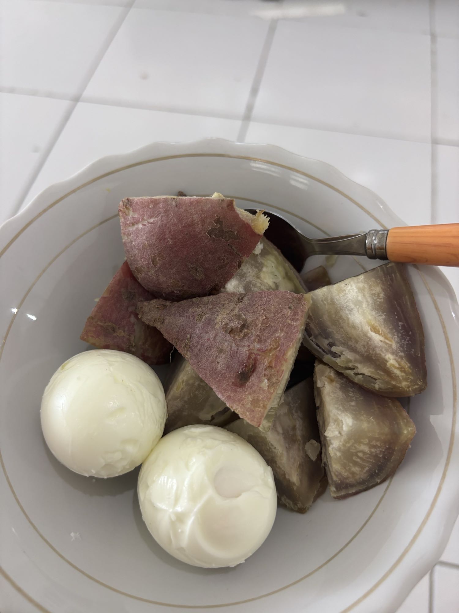 Telur dan ubi rebus