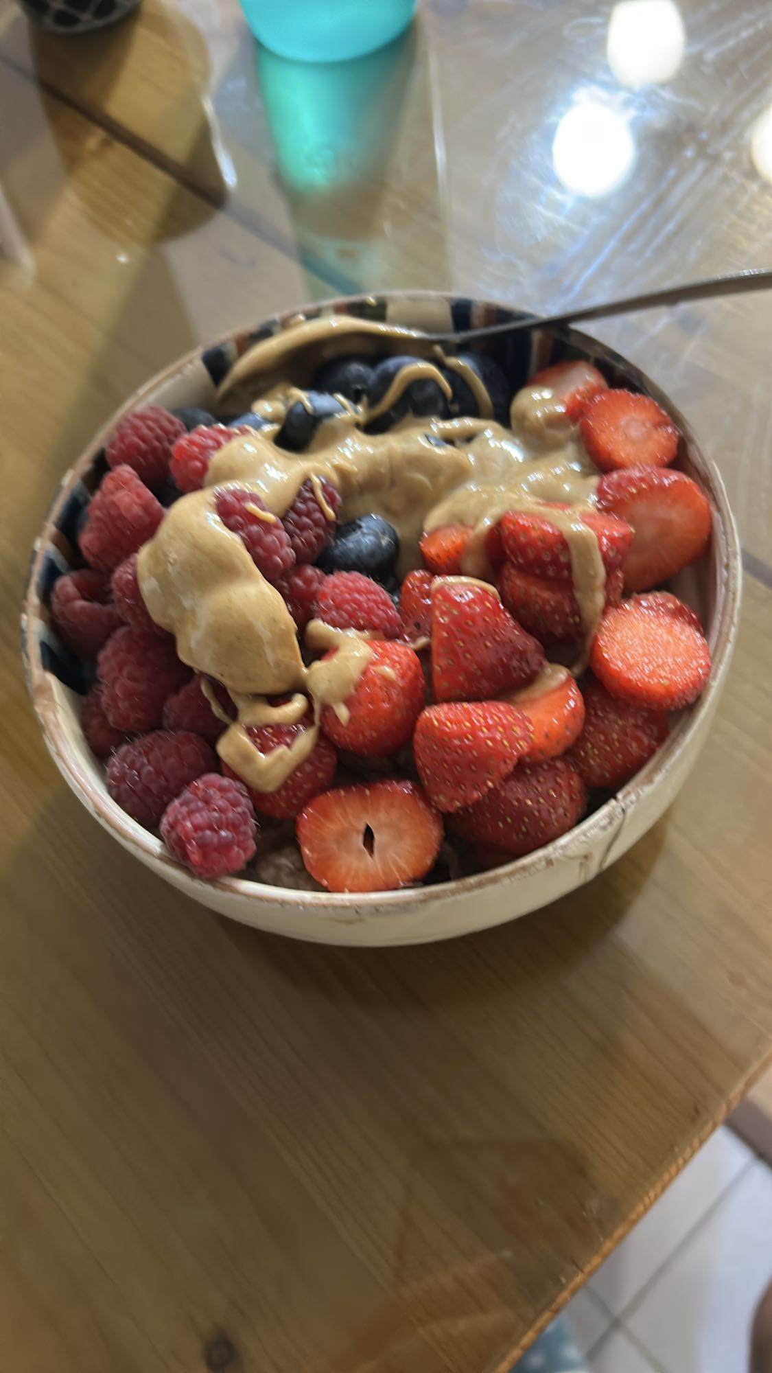 Terci proteic cu fructe de pădure și unt de arahide