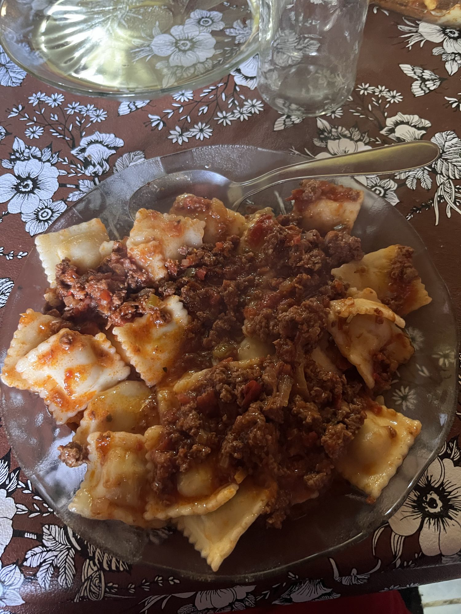 Ravioles con salsa boloñesa