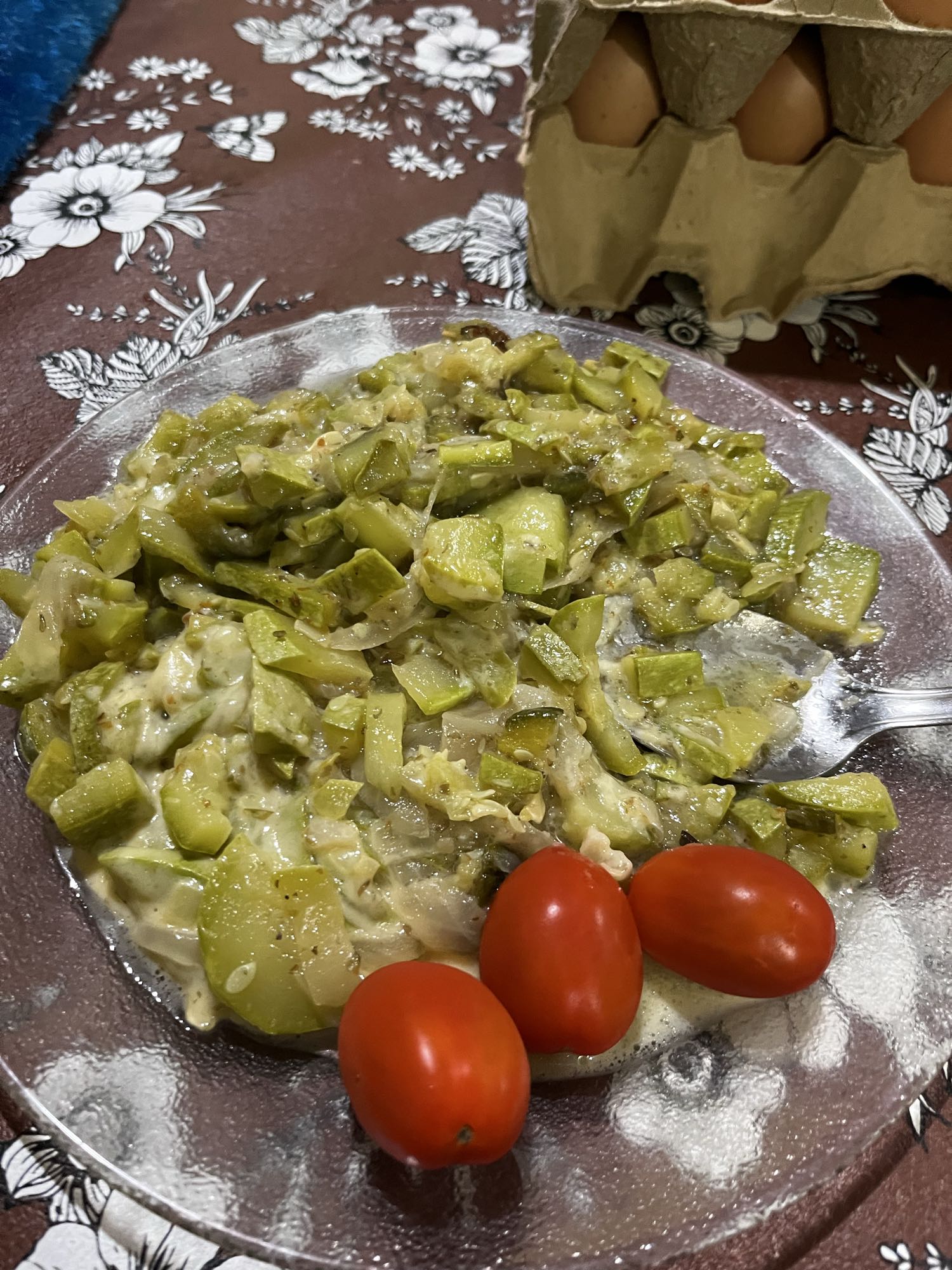 Calabacitas con huevo, jitomate y queso