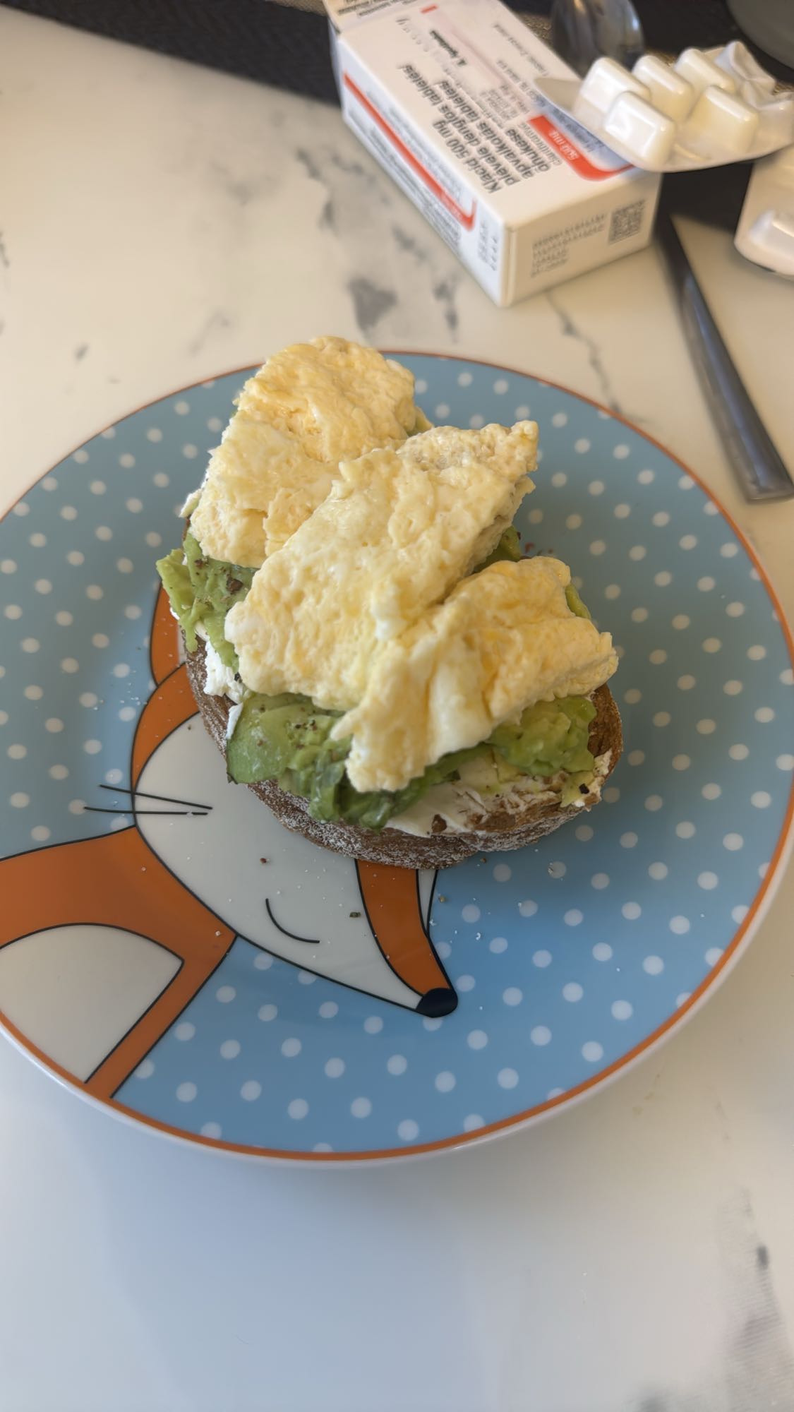 Тост с яйцом и авокадо