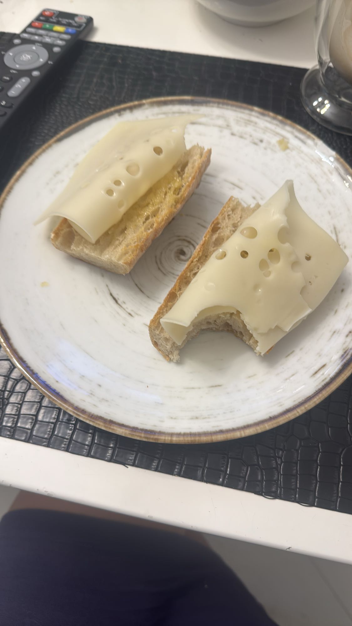 kanapka z serem żółtym