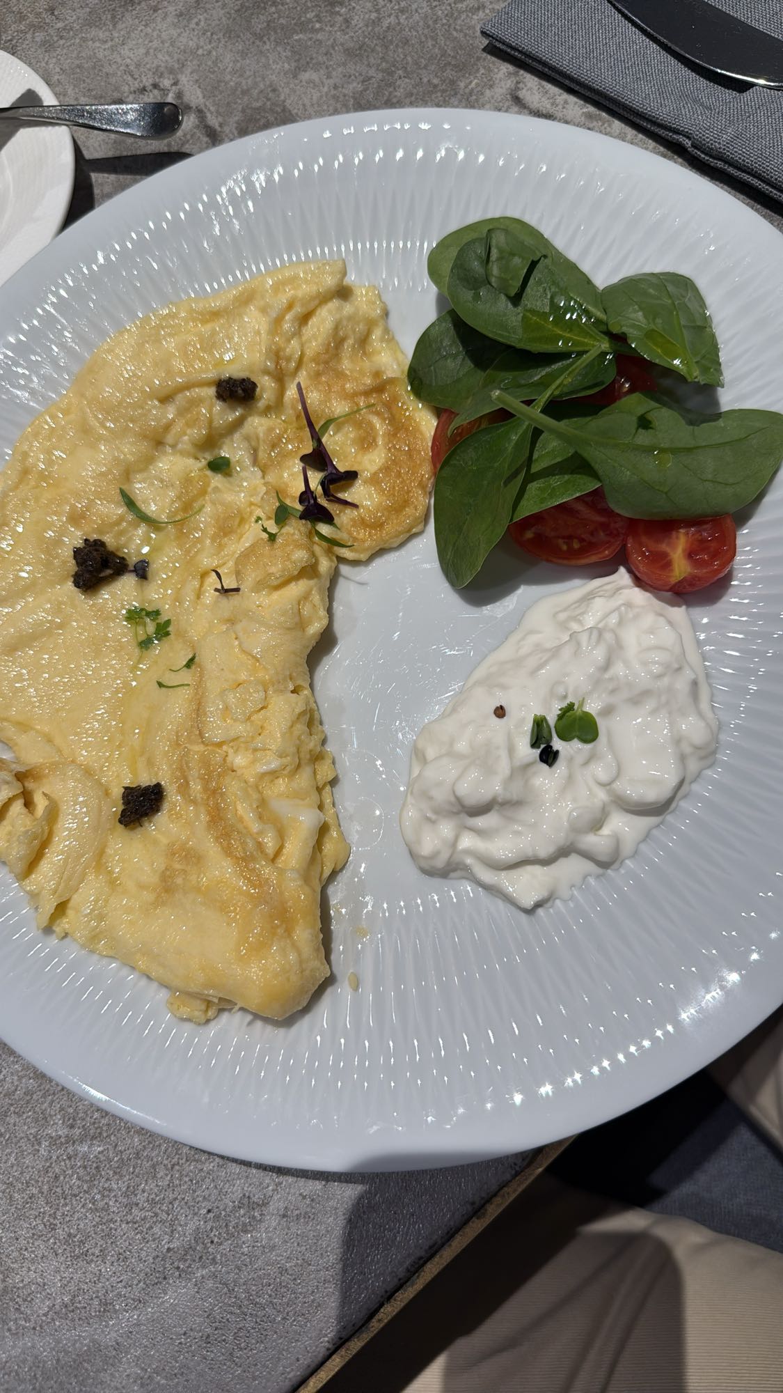 омлет с творогом и салатом