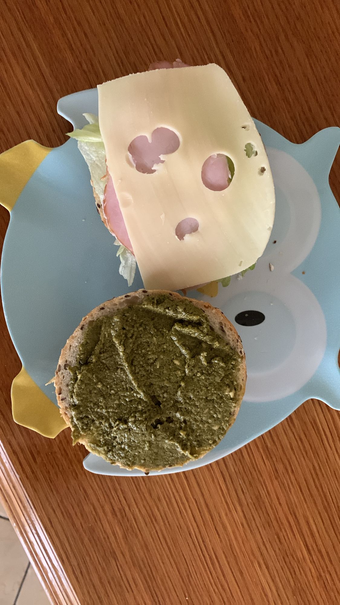 kanapka z pesto i serem